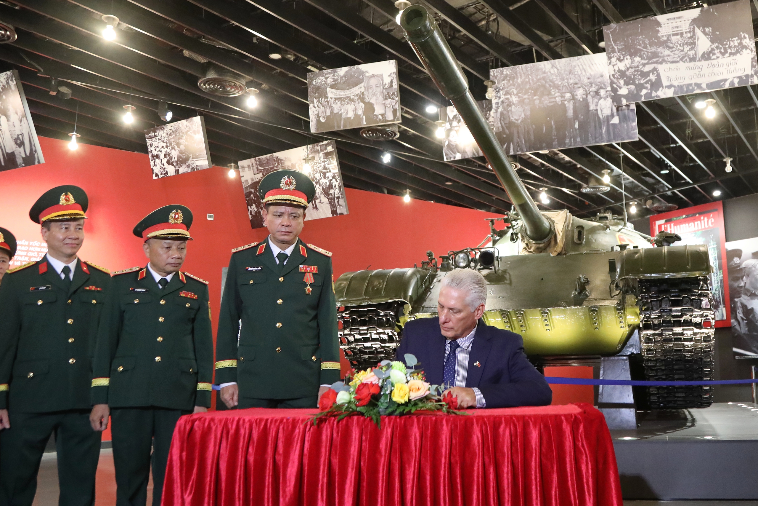 Bí thư thứ nhất, Chủ tịch Cuba thăm Bảo tàng Lịch sử quân sự Việt Nam- Ảnh 13. Bí thư thứ nhất, Chủ tịch Cuba thăm Bảo tàng Lịch sử quân sự Việt Nam- Ảnh 13.