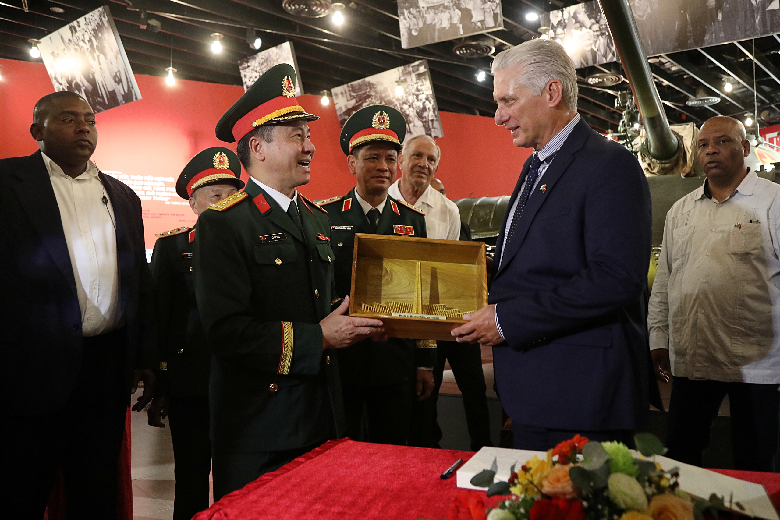 Bí thư thứ nhất, Chủ tịch Cuba thăm Bảo tàng Lịch sử quân sự Việt Nam- Ảnh 14. Bí thư thứ nhất, Chủ tịch Cuba thăm Bảo tàng Lịch sử quân sự Việt Nam- Ảnh 14.