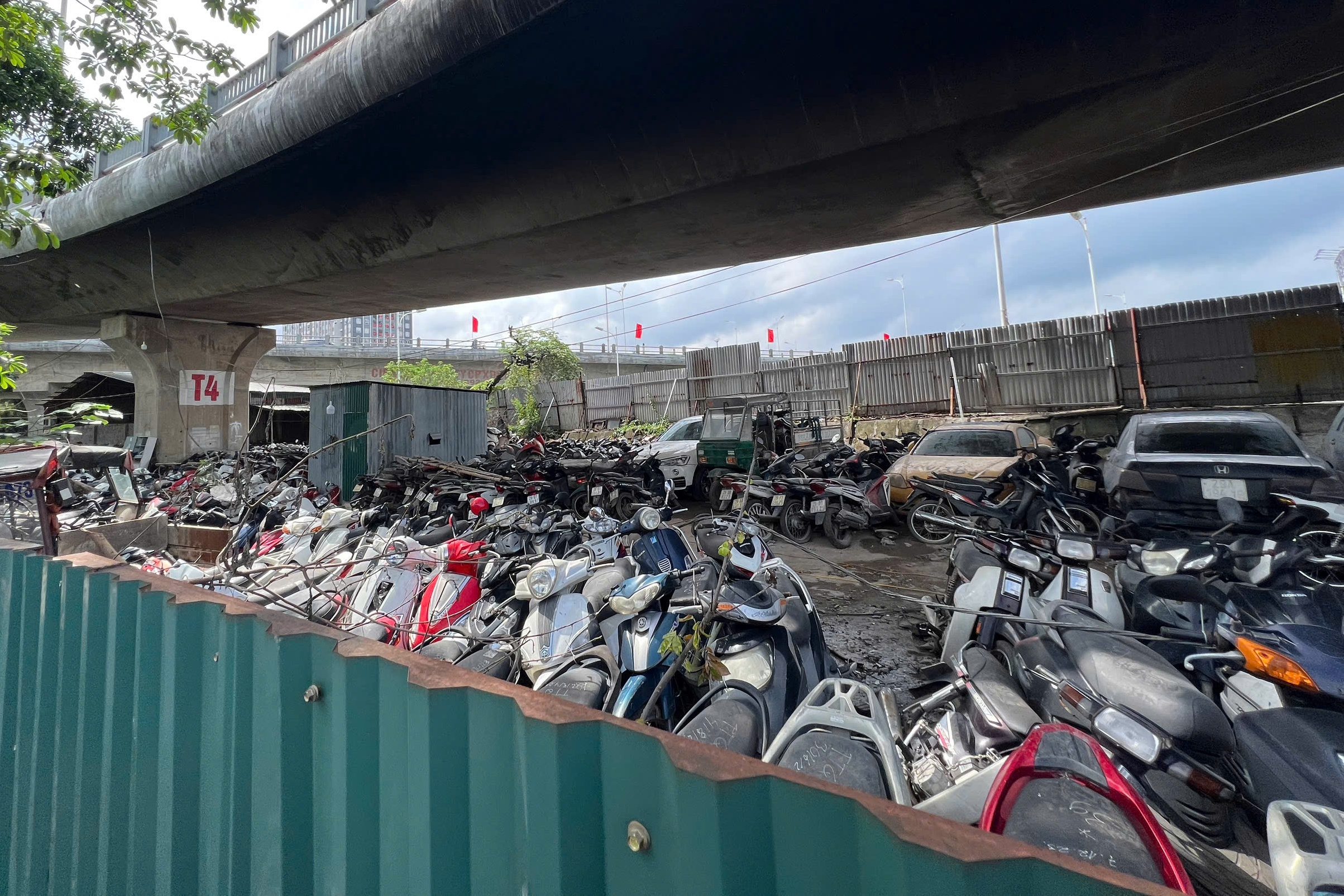 Gầm cầu Vĩnh Tuy trơ lõi thép sau vụ cháy bãi xe- Ảnh 9. Gầm cầu Vĩnh Tuy trơ lõi thép sau vụ cháy bãi xe- Ảnh 9.