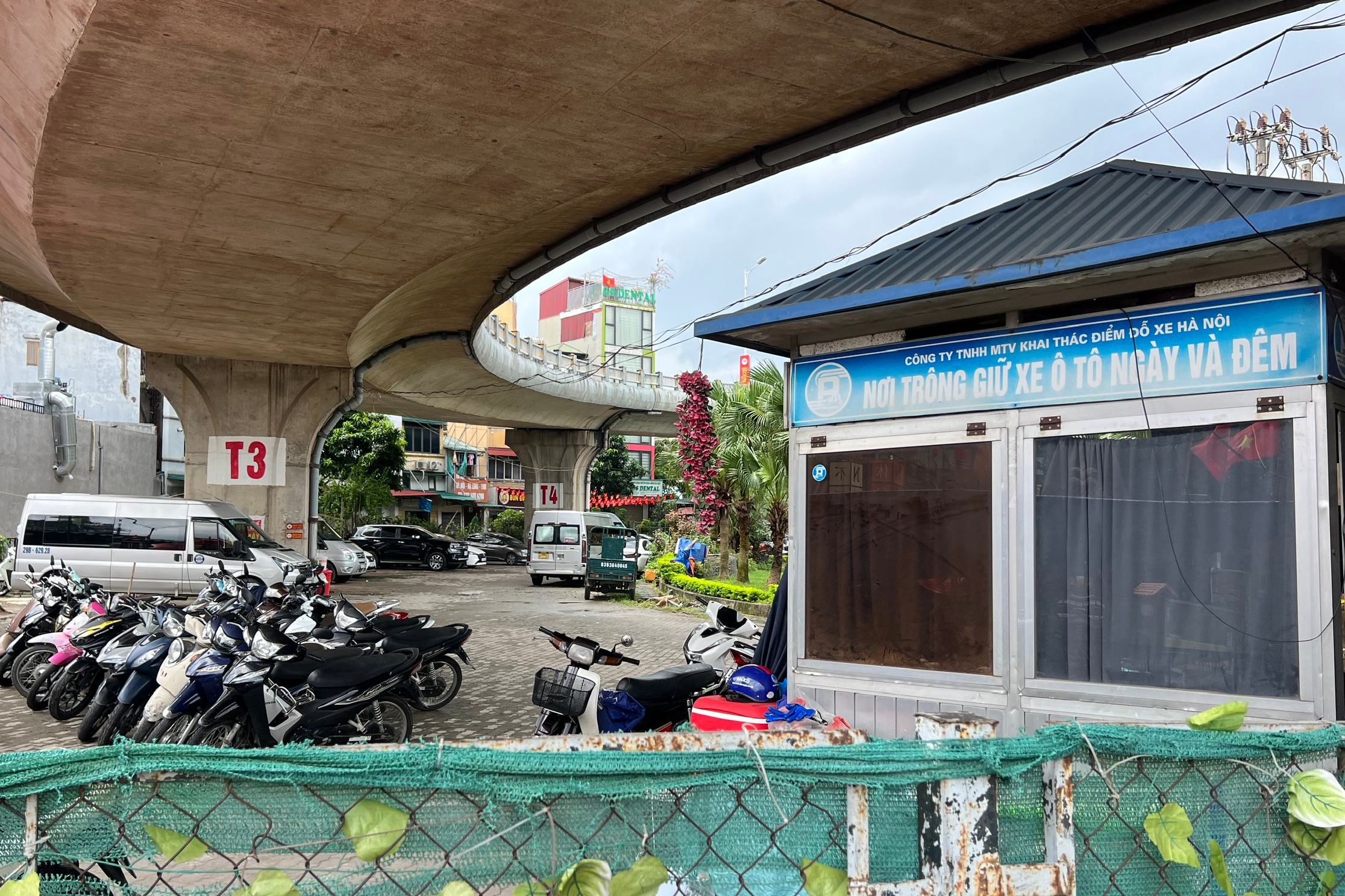 Cận cảnh những bãi xe gầm cầu ở Hà Nội, phớt lờ luật pháp- Ảnh 5. Cận cảnh những bãi xe gầm cầu ở Hà Nội, phớt lờ luật pháp- Ảnh 5.