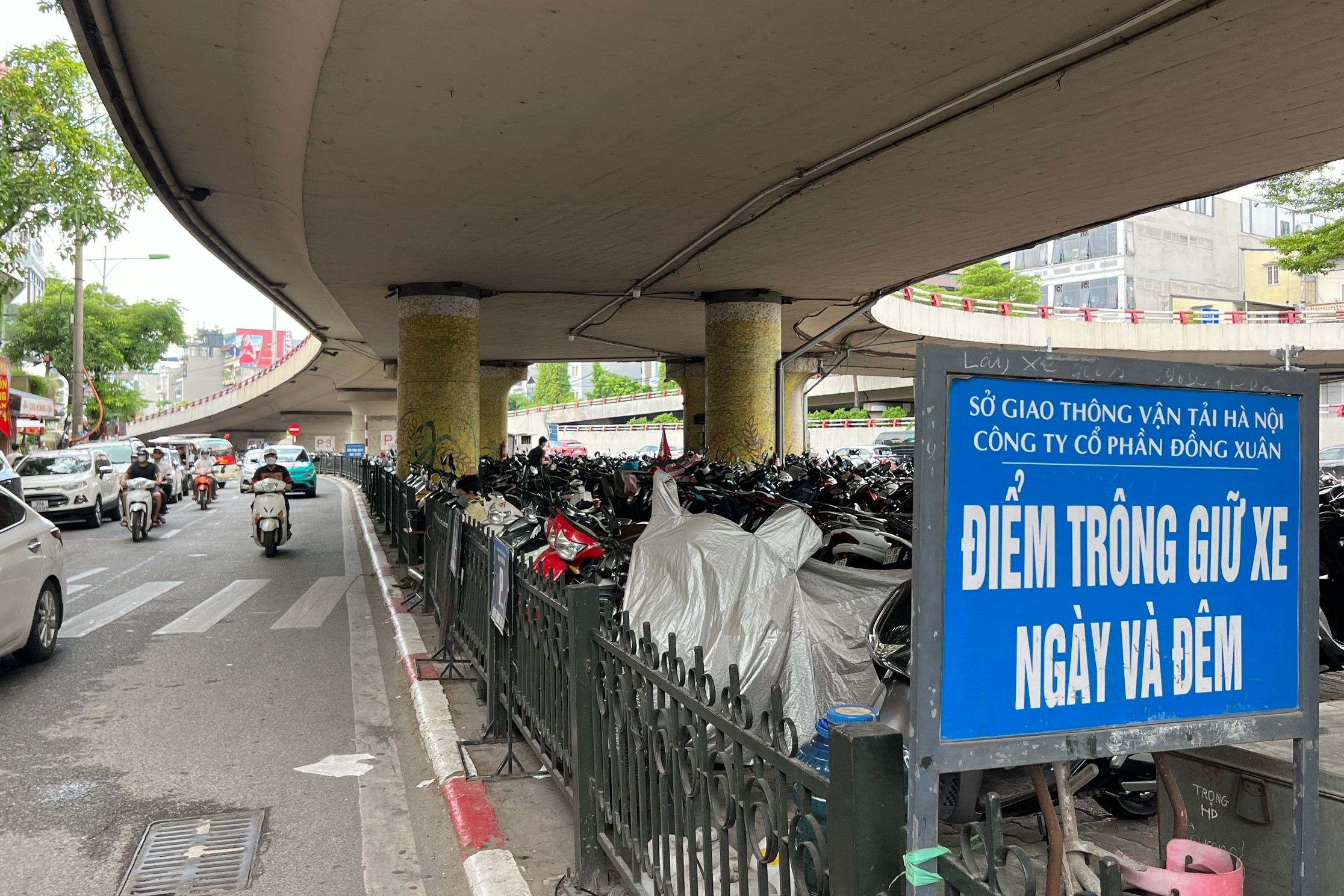 Cận cảnh những bãi xe gầm cầu ở Hà Nội, phớt lờ luật pháp- Ảnh 10. Cận cảnh những bãi xe gầm cầu ở Hà Nội, phớt lờ luật pháp- Ảnh 10.