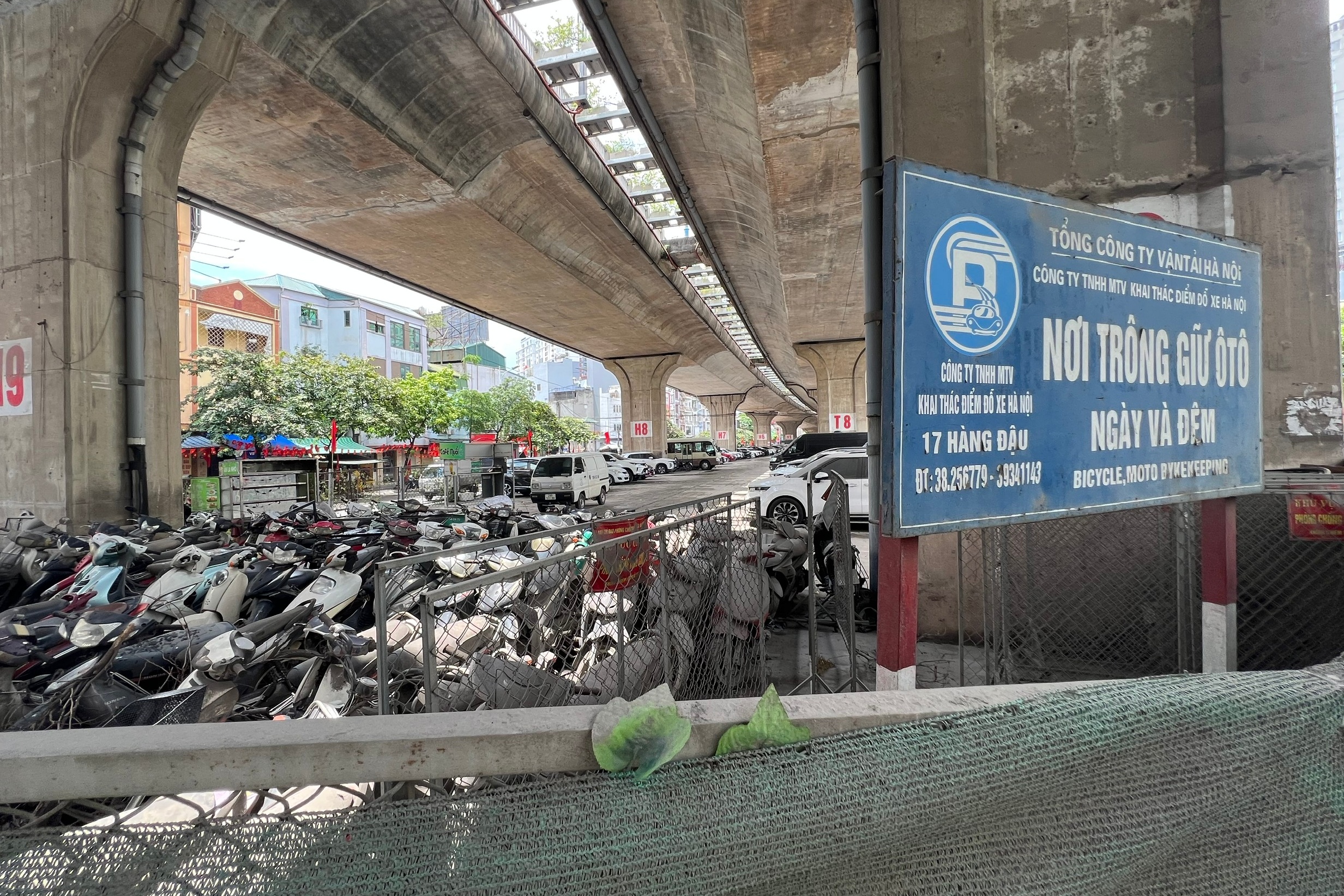 Cận cảnh những bãi xe gầm cầu ở Hà Nội, phớt lờ luật pháp- Ảnh 3. Cận cảnh những bãi xe gầm cầu ở Hà Nội, phớt lờ luật pháp- Ảnh 3.