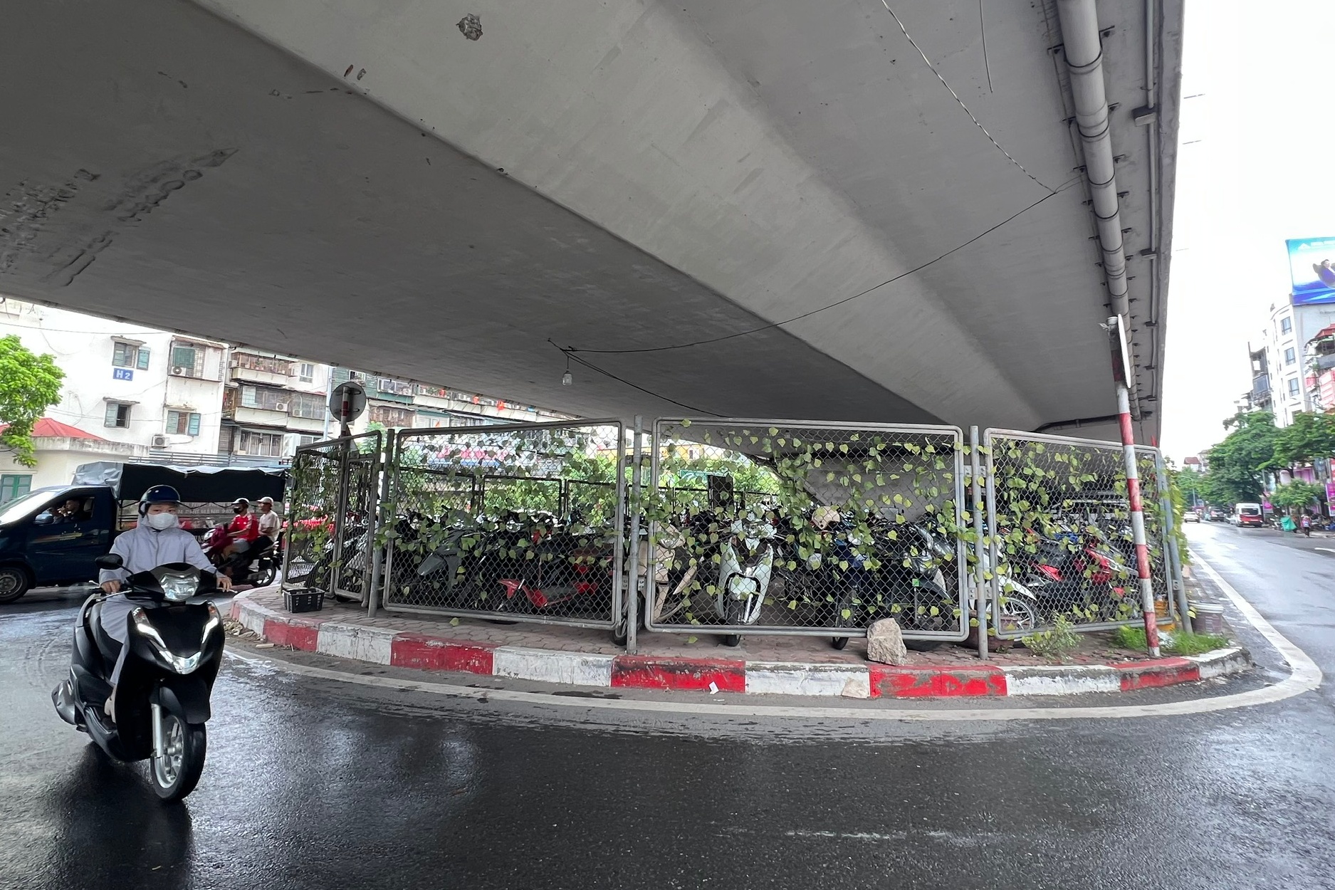 Cận cảnh những bãi xe gầm cầu ở Hà Nội, phớt lờ luật pháp- Ảnh 7. Cận cảnh những bãi xe gầm cầu ở Hà Nội, phớt lờ luật pháp- Ảnh 7.