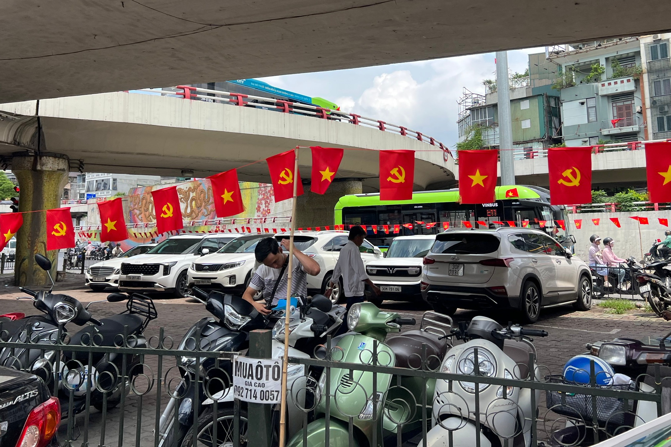 Cận cảnh những bãi xe gầm cầu ở Hà Nội, phớt lờ luật pháp- Ảnh 11. Cận cảnh những bãi xe gầm cầu ở Hà Nội, phớt lờ luật pháp- Ảnh 11.