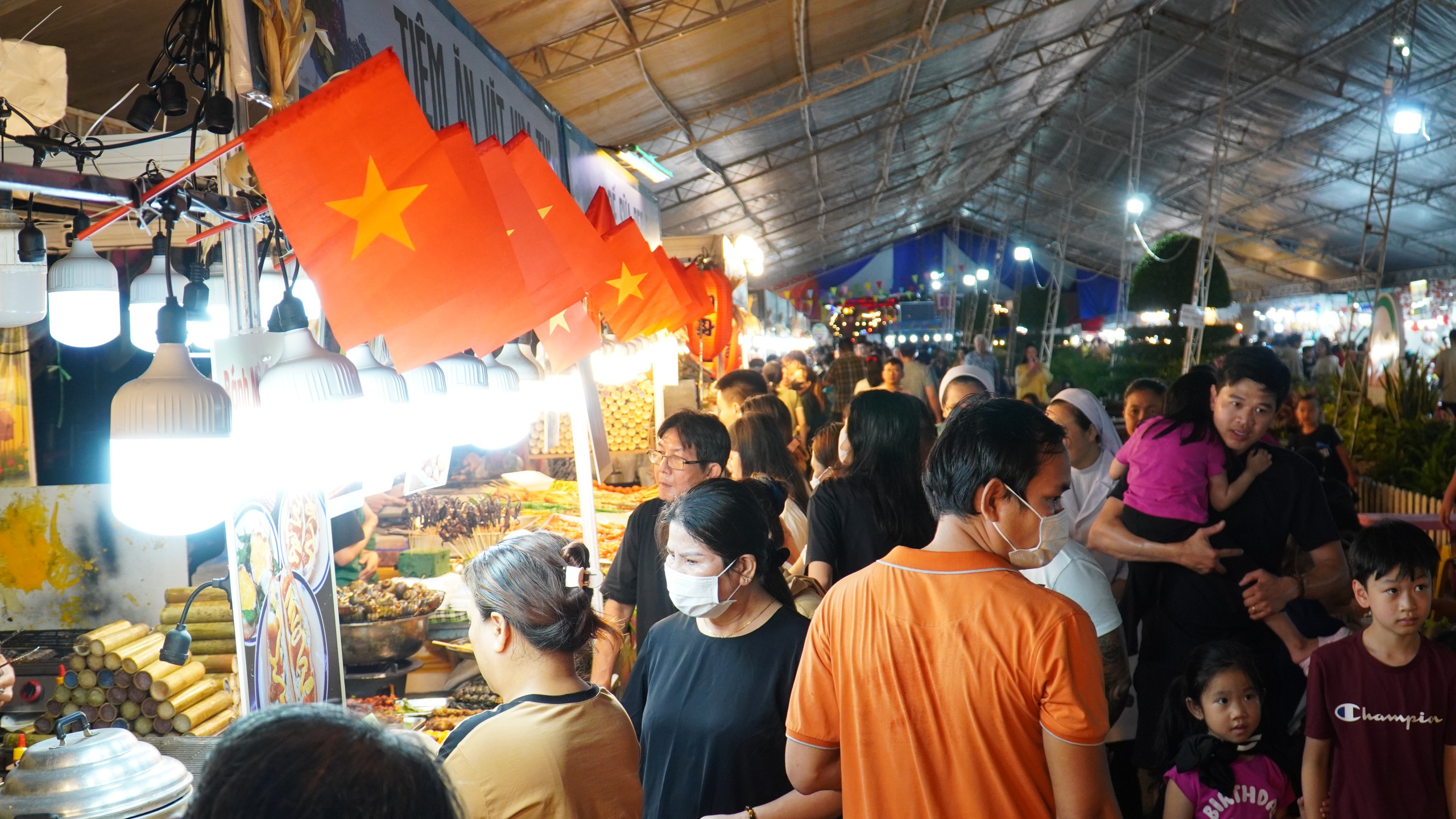 Miễn phí vé, Thảo Cầm Viên đông nghẹt đêm lễ 2.9 - Ảnh 2.