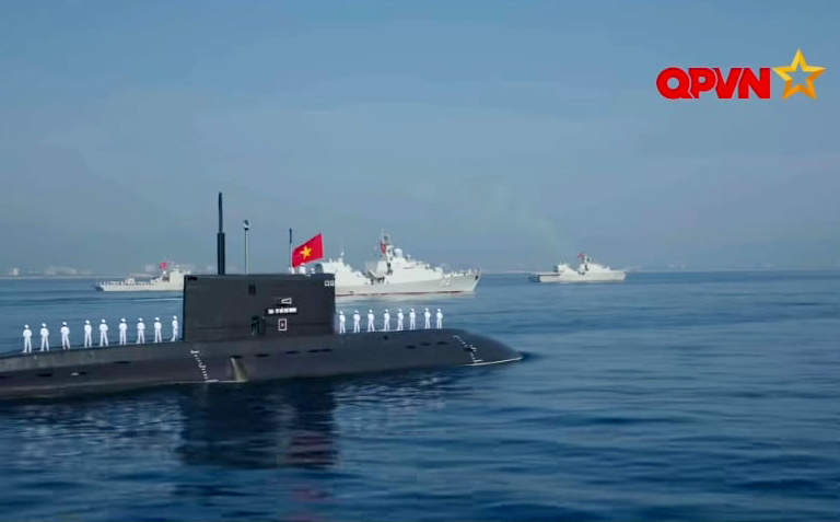Tàu ngầm, tàu hộ vệ tên lửa sẵn sàng phô diễn sức mạnh diễu binh trên biển - Ảnh 1.