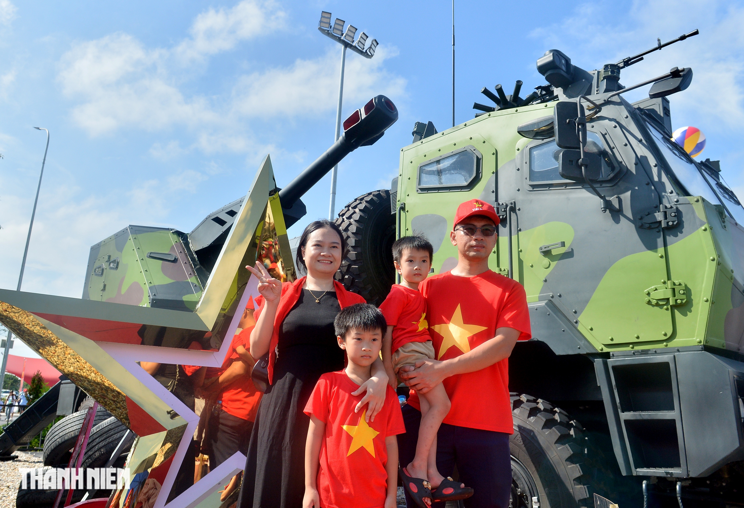 Người dân bất ngờ được chụp ảnh, tận tay sờ tên lửa, xe tăng của Việt Nam- Ảnh 3. Người dân bất ngờ được chụp ảnh, tận tay sờ tên lửa, xe tăng của Việt Nam- Ảnh 3.