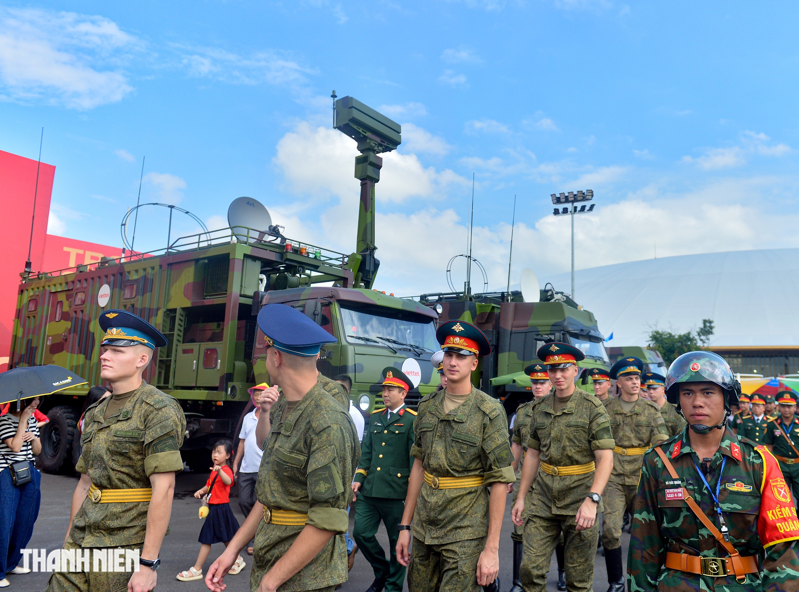 Russische, laotische und kambodschanische Truppen besichtigen moderne Ausrüstung der vietnamesischen Armee – Foto 13. Quân đội Nga, Lào và Campuchia thăm khí tài hiện đại của quân đội Việt Nam- Ảnh 13.