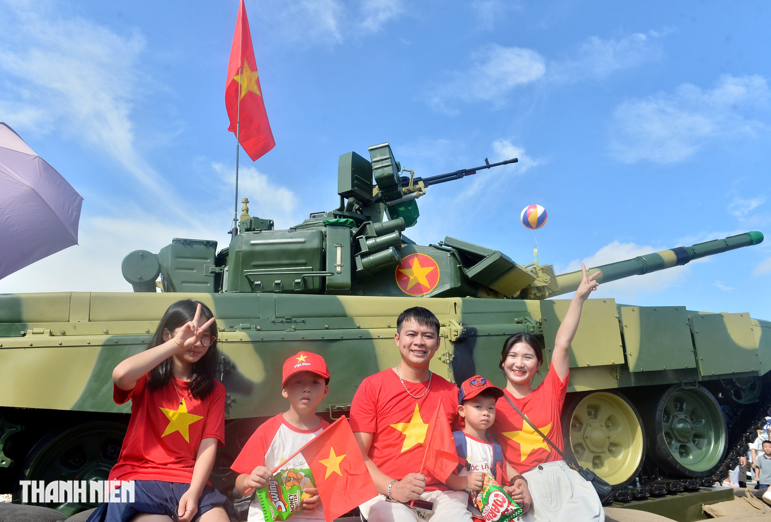 Người dân bất ngờ được chụp ảnh, tận tay sờ tên lửa, xe tăng của Việt Nam- Ảnh 14. Người dân bất ngờ được chụp ảnh, tận tay sờ tên lửa, xe tăng của Việt Nam- Ảnh 14.
