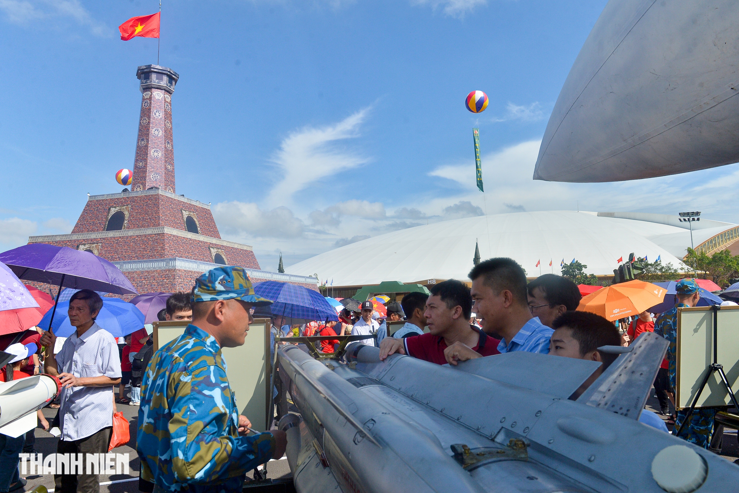 Người dân bất ngờ được chụp ảnh, tận tay sờ tên lửa, xe tăng của Việt Nam- Ảnh 9. Người dân bất ngờ được chụp ảnh, tận tay sờ tên lửa, xe tăng của Việt Nam- Ảnh 9.