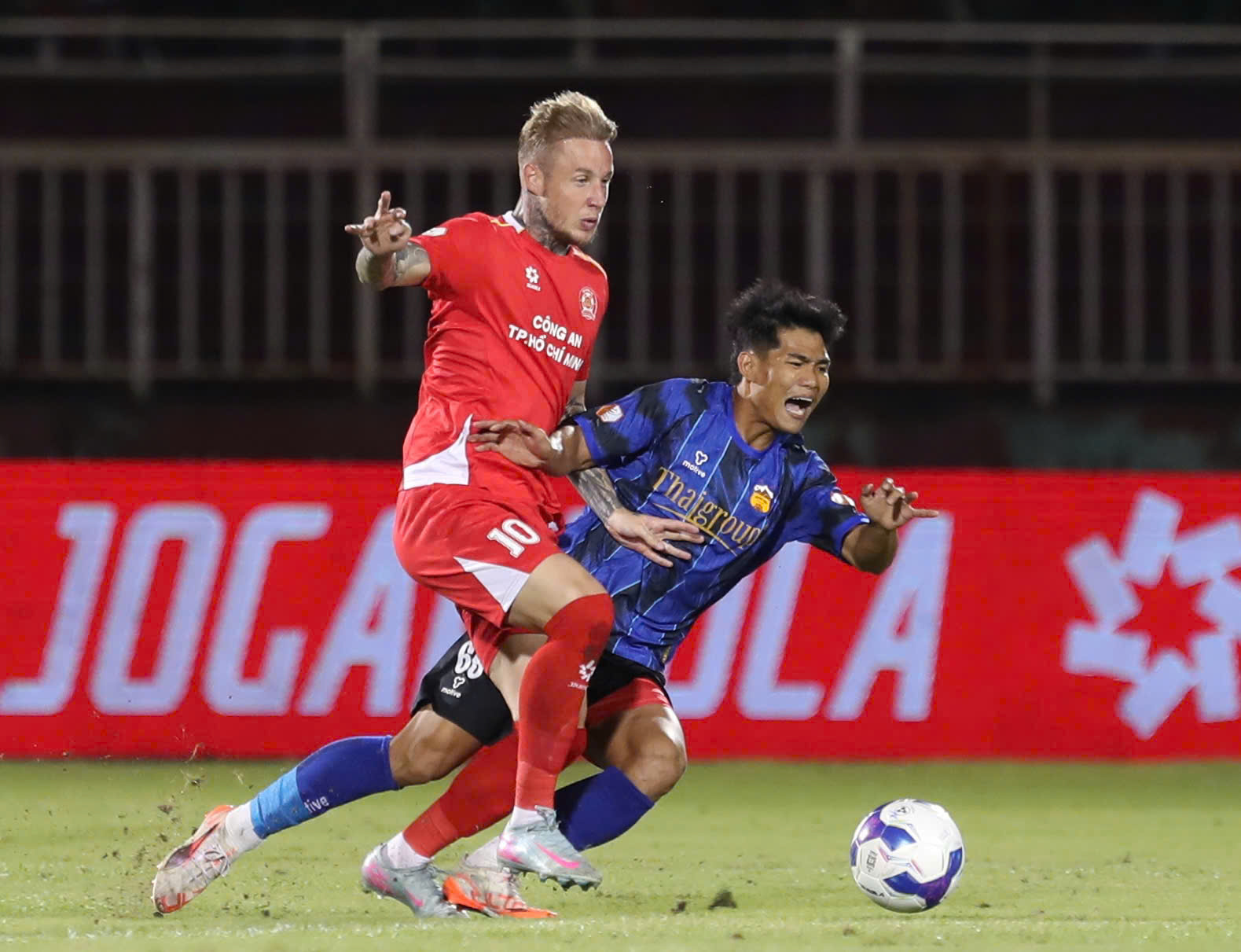 ការប្រណាំងកាត់ចោល V-League៖ ឈ្មោះដែលមិនបានរំពឹងទុកបង្ហាញនៅជាប់នឹង HAGL - រូបថត 1 ។ Cuộc đua trụ hạng V-League: Cái tên bất ngờ xuất hiện bên cạnh HAGL- Ảnh 1.
