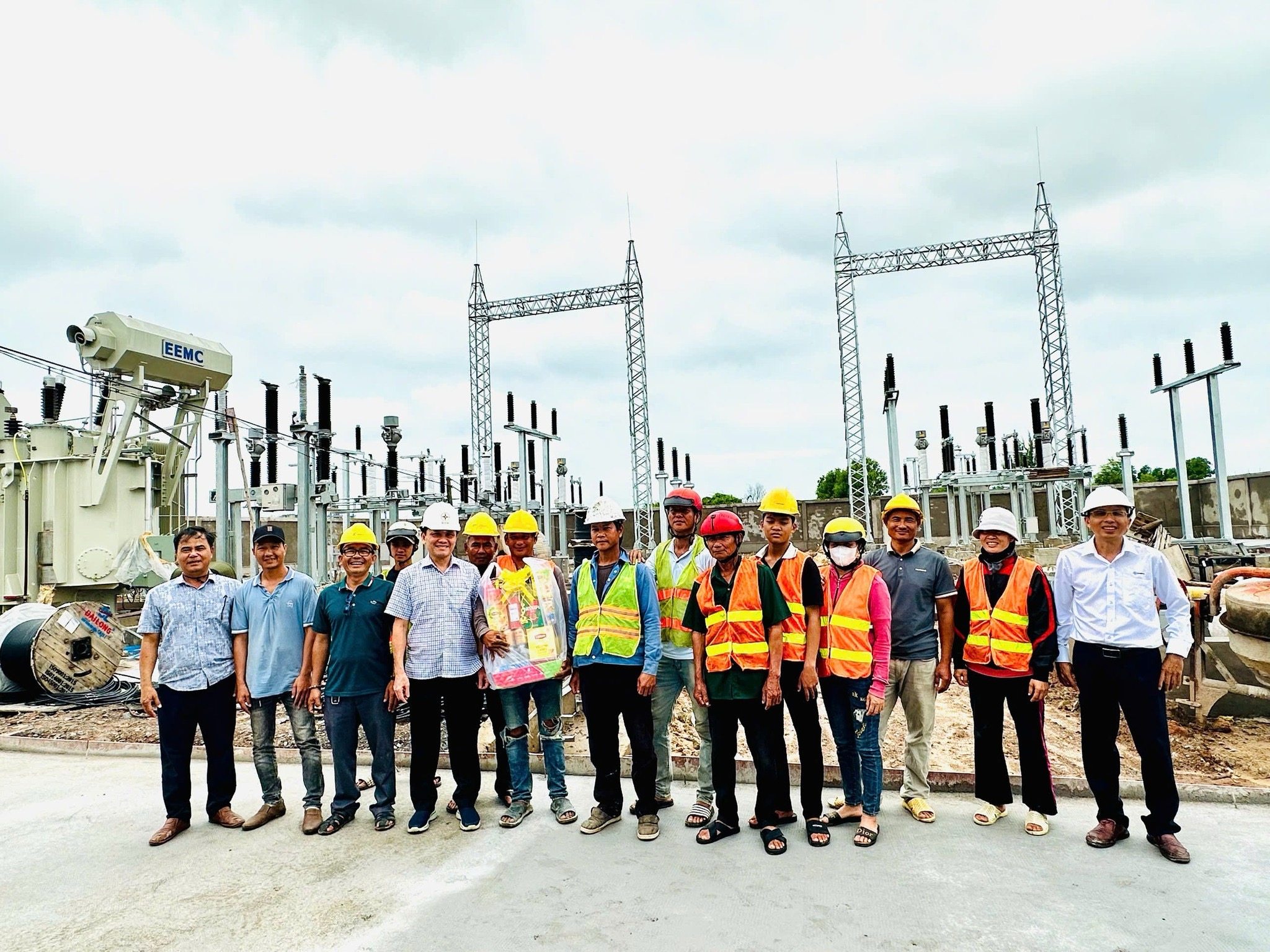 Hơn 800 người thi công 'xuyên lễ' trên các công trình lưới điện miền Nam- Ảnh 1. Hơn 800 người thi công 'xuyên lễ' trên các công trình lưới điện miền Nam- Ảnh 1.
