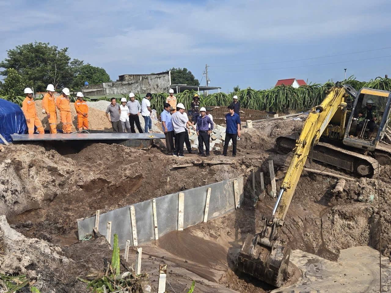 Hơn 800 người thi công 'xuyên lễ' trên các công trình lưới điện miền Nam- Ảnh 3. Hơn 800 người thi công 'xuyên lễ' trên các công trình lưới điện miền Nam- Ảnh 3.
