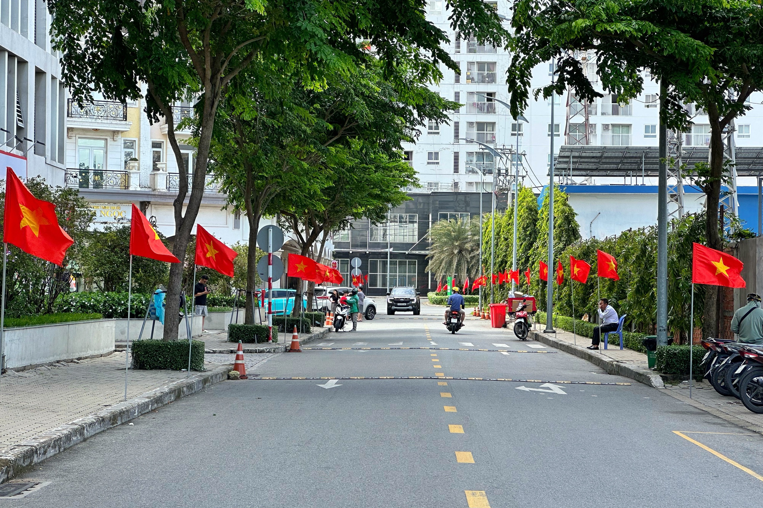 Ngắm TP.HCM rực rỡ cờ đỏ sao vàng mừng Quốc khánh 2.9: Có nơi check-in 'quá đẹp' - Ảnh 4.