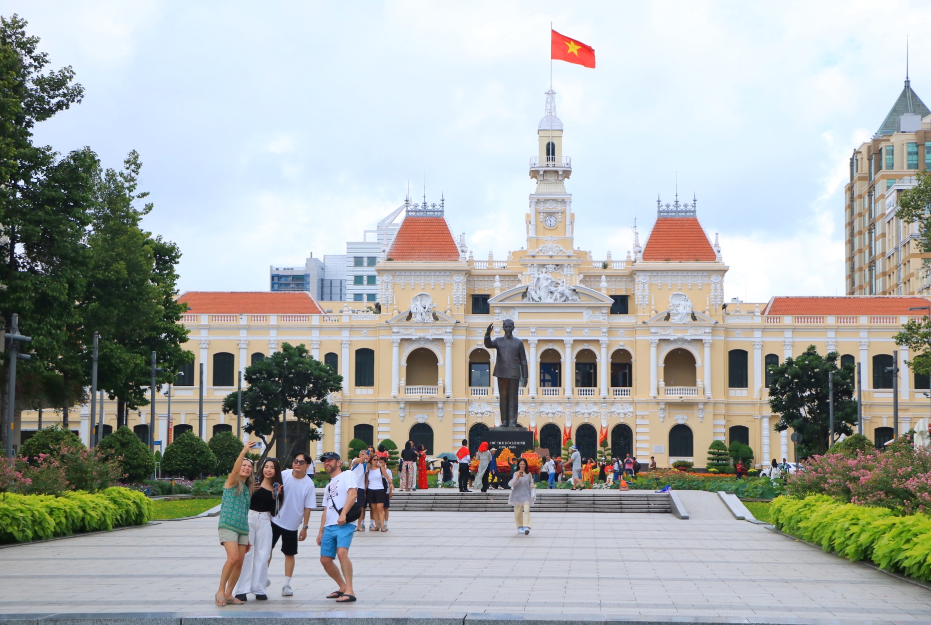 Ngắm TP.HCM rực rỡ cờ đỏ sao vàng mừng Quốc khánh 2.9: Có nơi check-in 'quá đẹp' - Ảnh 3.