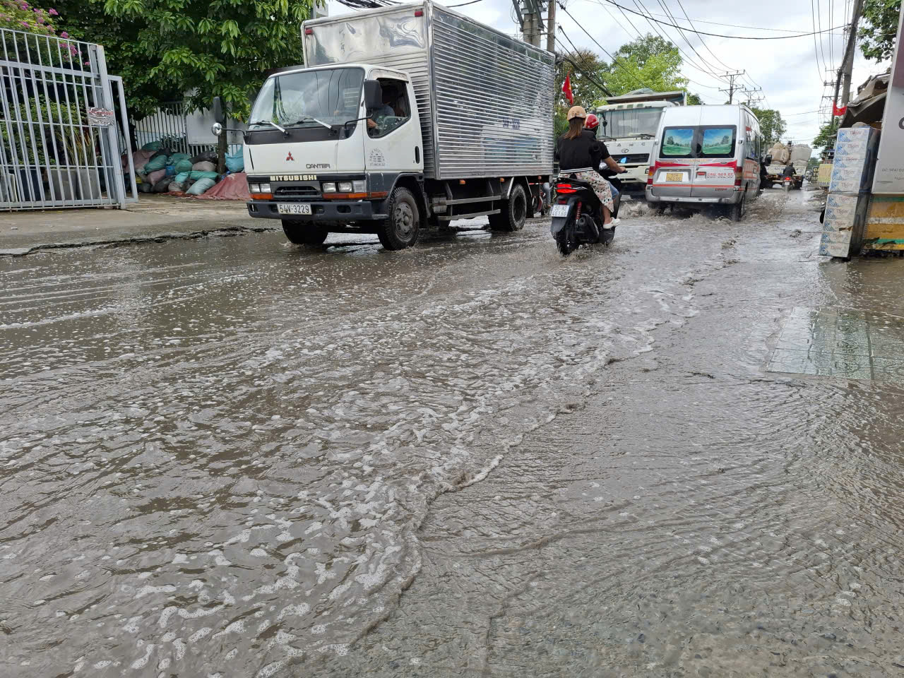 Đường ngập nước, đi lại kh&oacute; khăn- Ảnh 1.