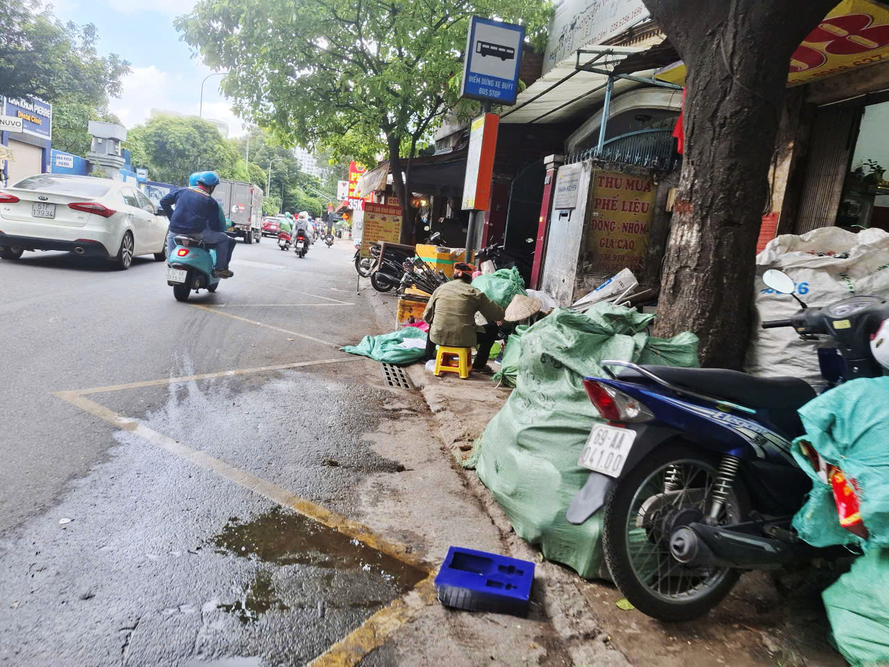 Phản hồi: Điểm dừng xe buýt đã thông thoáng- Ảnh 1. Phản hồi: Điểm dừng xe buýt đã thông thoáng- Ảnh 1.