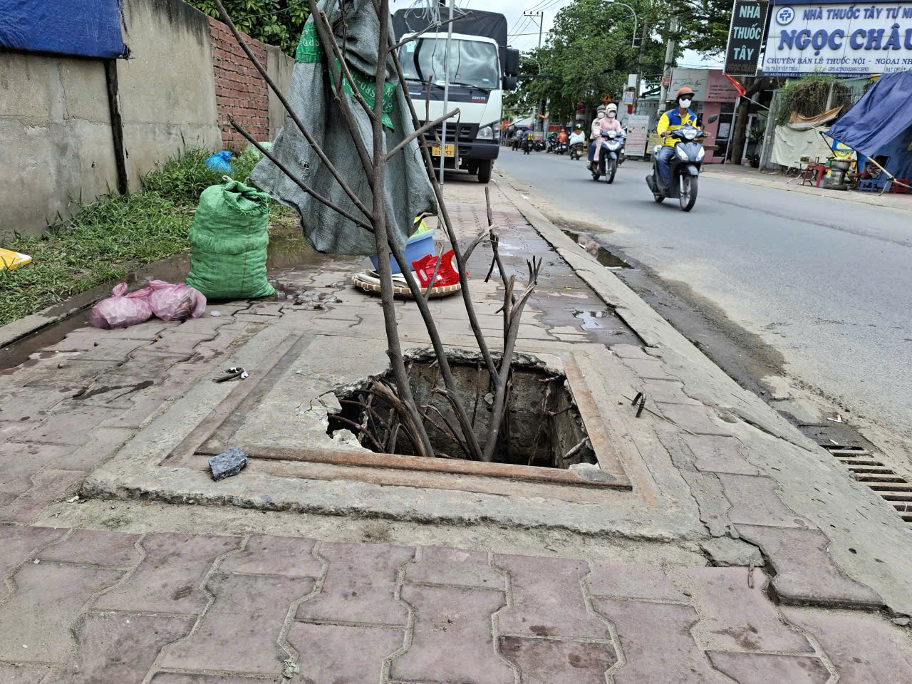 Hố ga vỡ nắp- Ảnh 1.