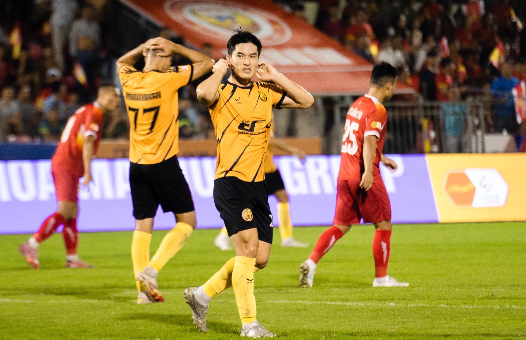 ការប្រណាំងកាត់ចោល V-League៖ ឈ្មោះដែលមិនបានរំពឹងទុកបង្ហាញនៅជាប់នឹង HAGL - រូបថត 2 ។ Cuộc đua trụ hạng V-League: Cái tên bất ngờ xuất hiện bên cạnh HAGL- Ảnh 2.