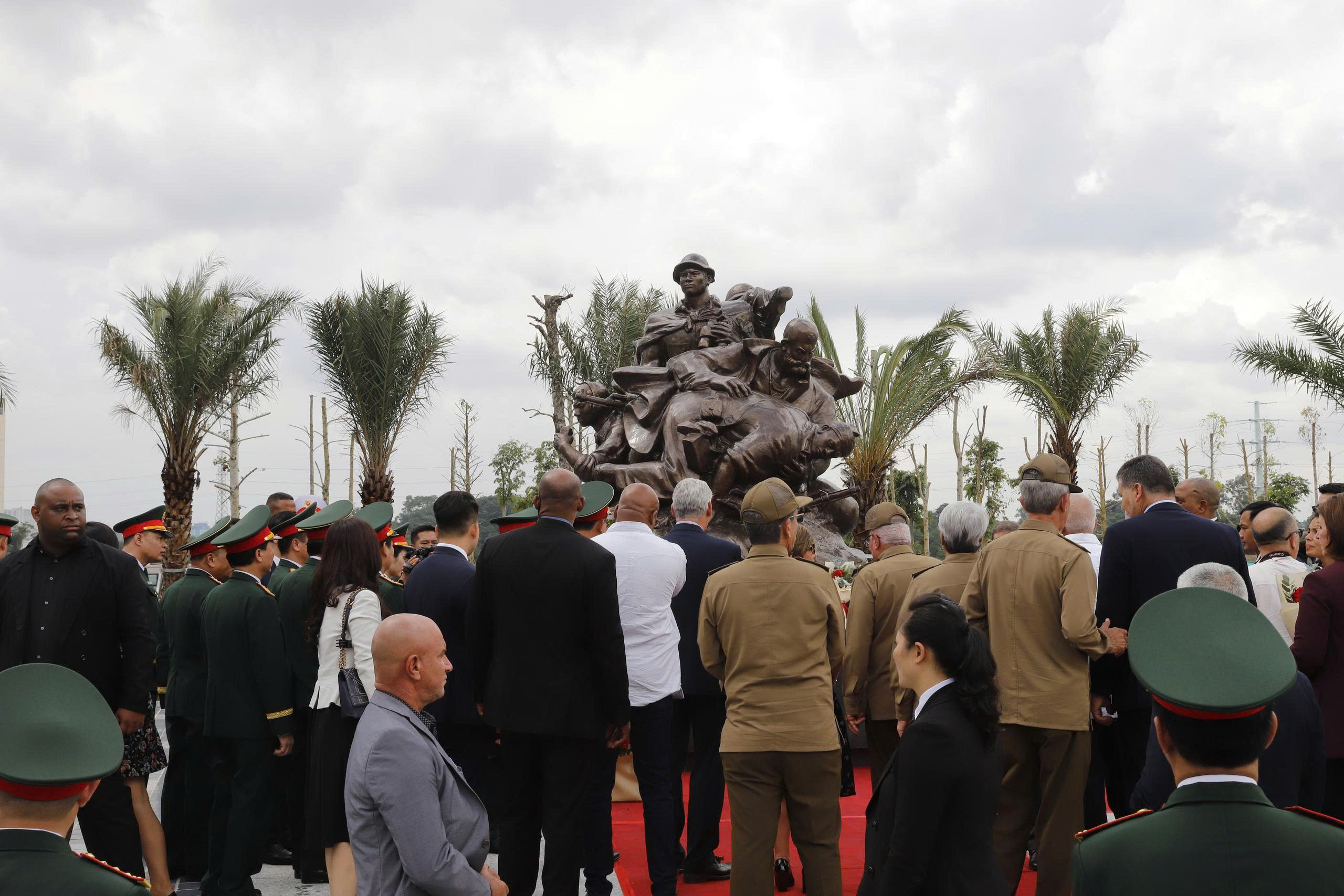 Bí thư thứ nhất, Chủ tịch Cuba thăm Bảo tàng Lịch sử quân sự Việt Nam- Ảnh 3. Bí thư thứ nhất, Chủ tịch Cuba thăm Bảo tàng Lịch sử quân sự Việt Nam- Ảnh 3.