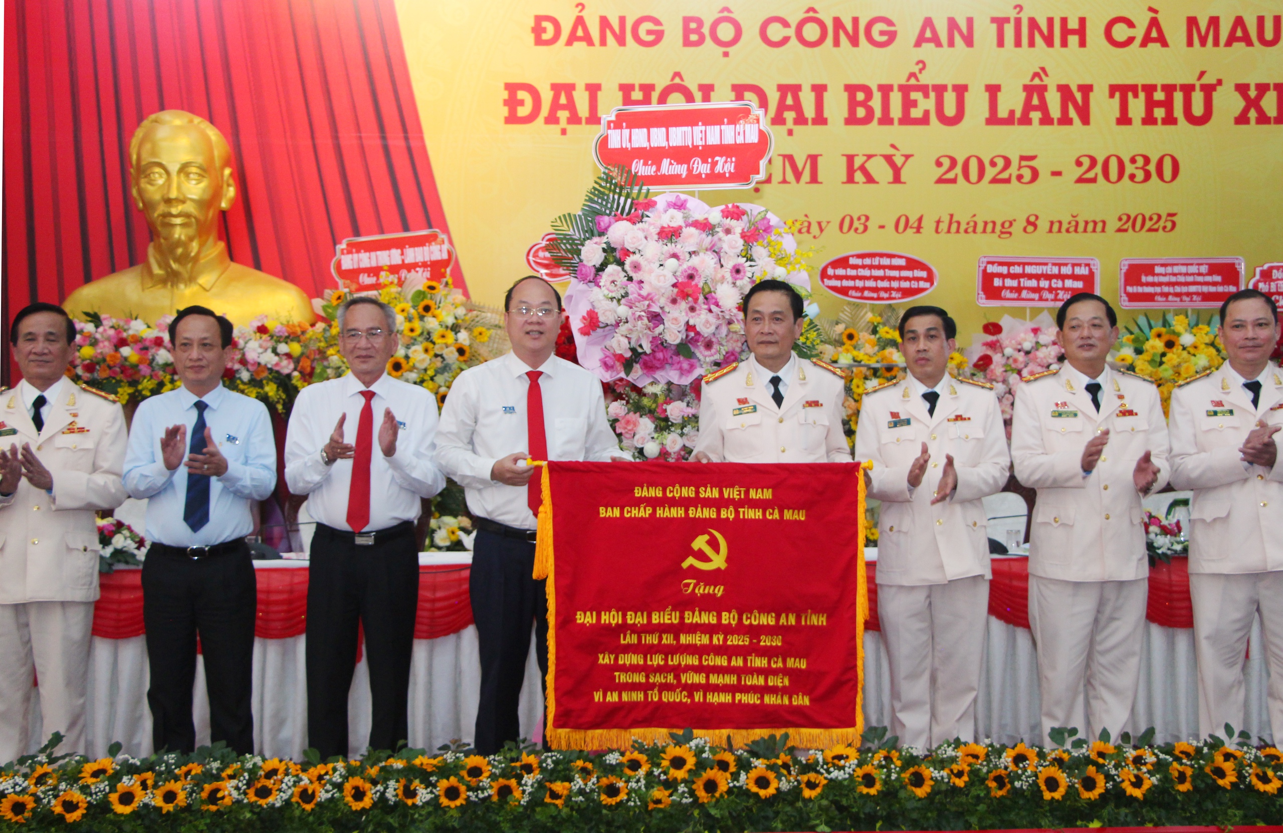 Đại tá Hồ Việt Triều làm Bí thư Đảng ủy Công an tỉnh Cà Mau - Ảnh 3.