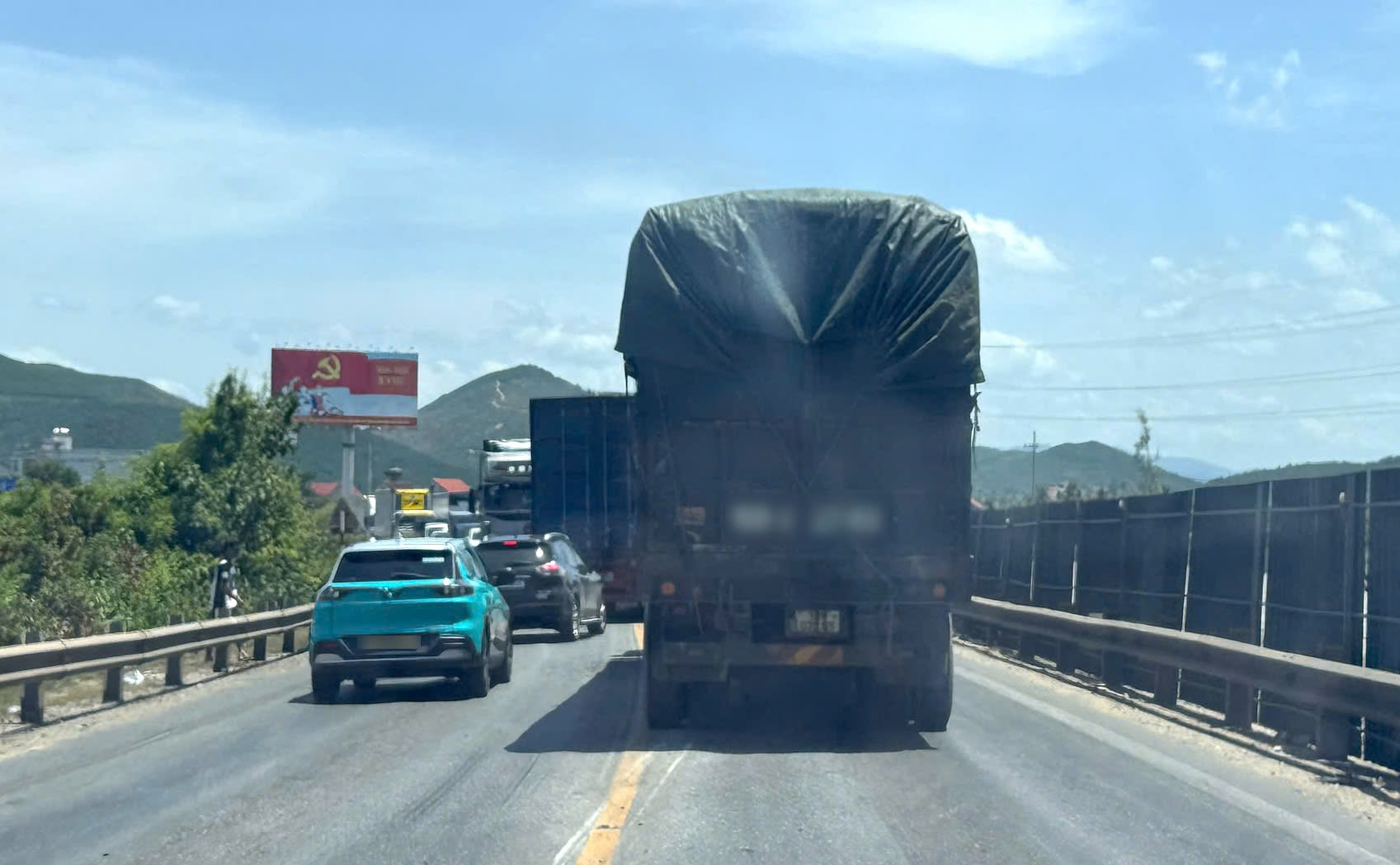 Quảng Trị: Xe tải nổ lốp, ùn tắc giao thông ở cầu Gianh- Ảnh 1.