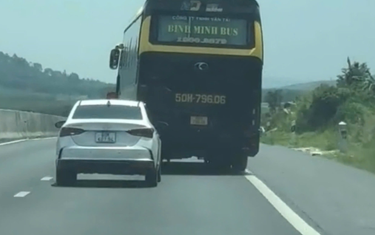 CSGT xác minh xe khách giường nằm chạy vào làn khẩn cấp để vượt ẩu- Ảnh 2.