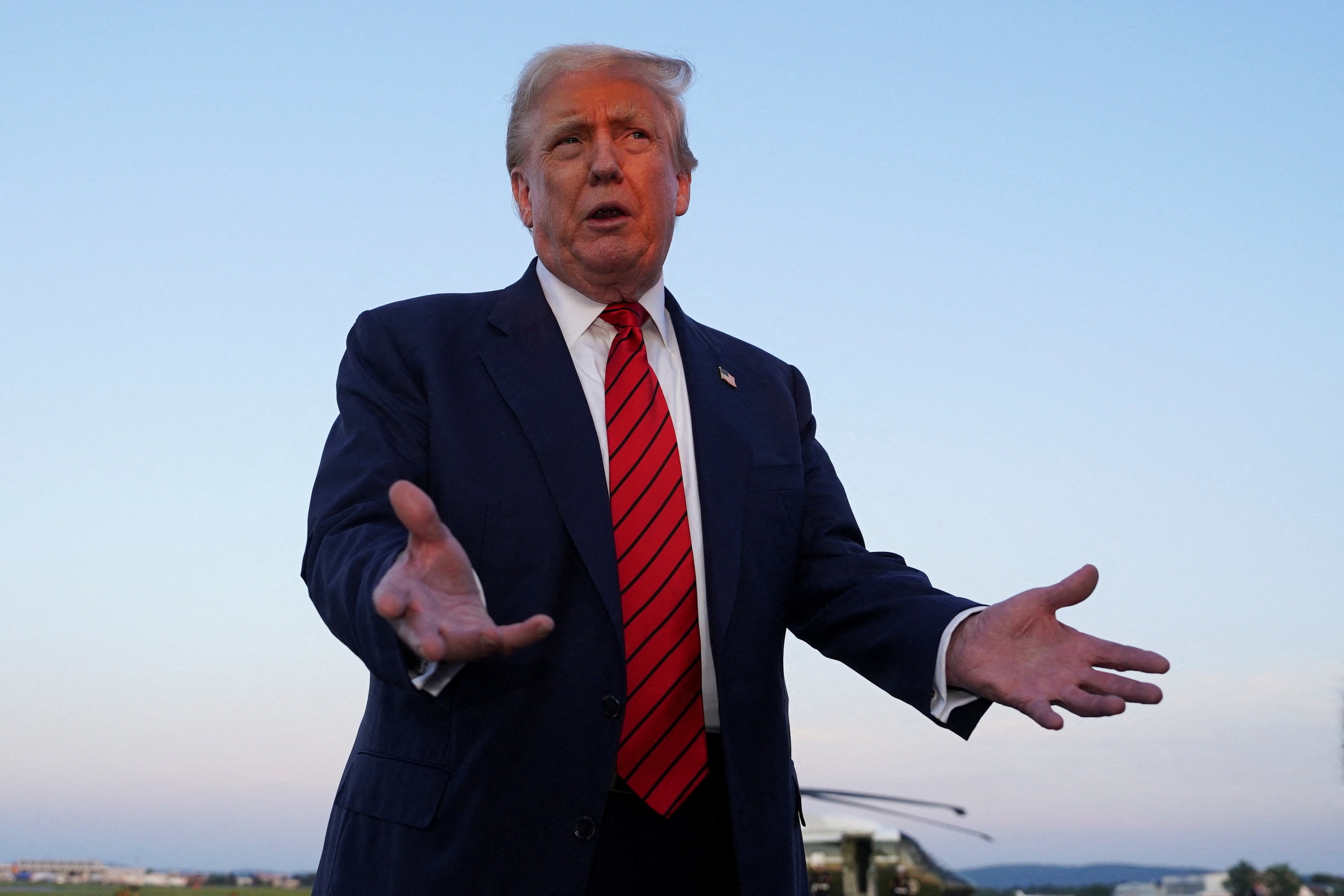 Ông Trump nói có thể phát tiền cho người Mỹ từ thuế thu được