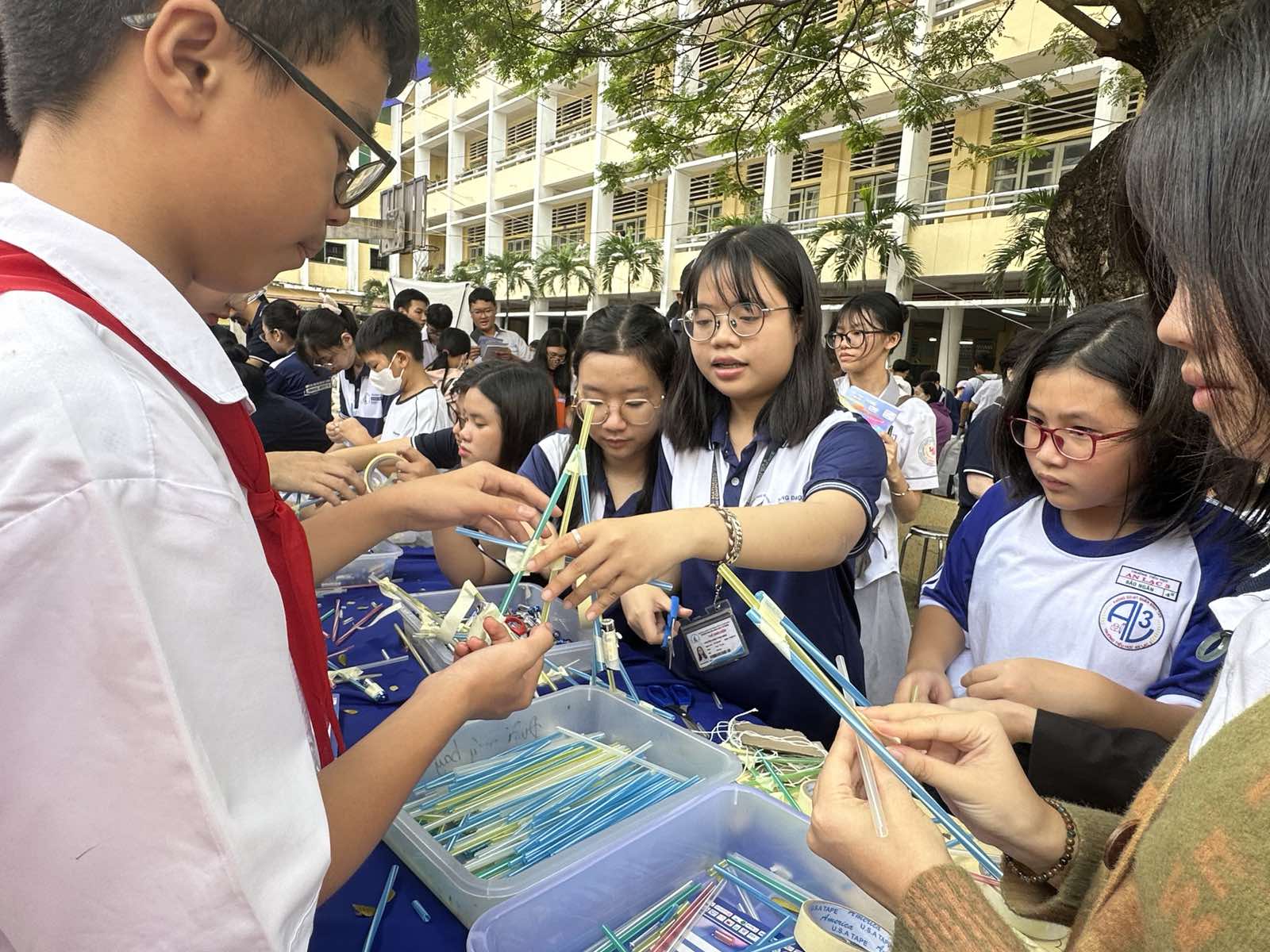 Giám đốc Sở GD-ĐT TP.HCM chỉ đạo nóng về dạy thêm học thêm, thiếu giáo viên - Ảnh 2.