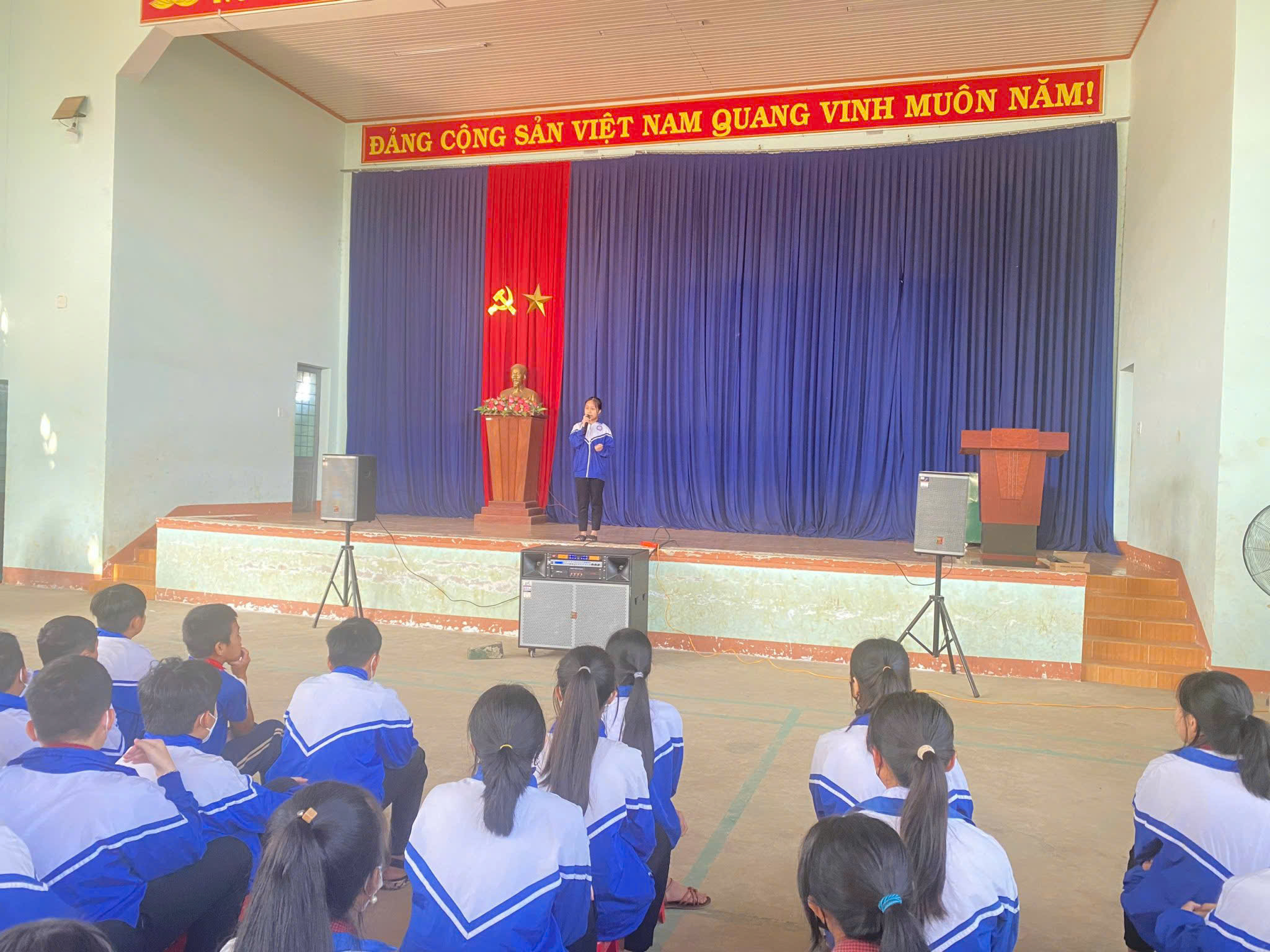 'Biệt đội chim Kơtia'... tiết kiệm điện - Ảnh 1.