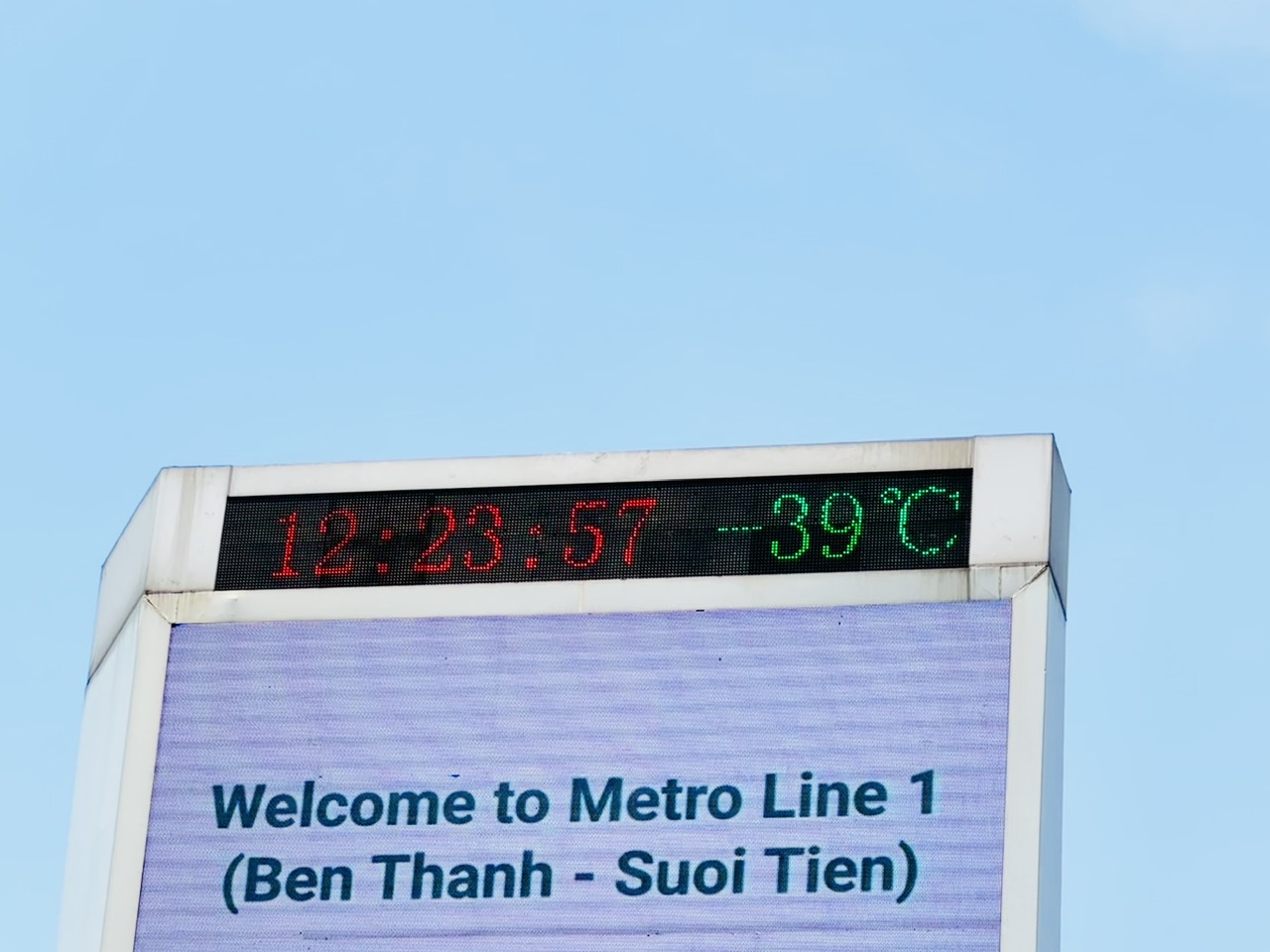 'Hạn bà chằn' gây nắng nóng giữa mùa mưa ở TP.HCM- Ảnh 1.