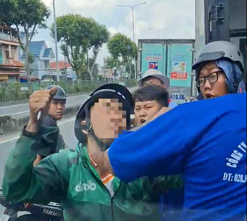Nam thanh niên mặc đồ xe ôm công nghệ đập kính xe tải khai gì? - Ảnh 1.