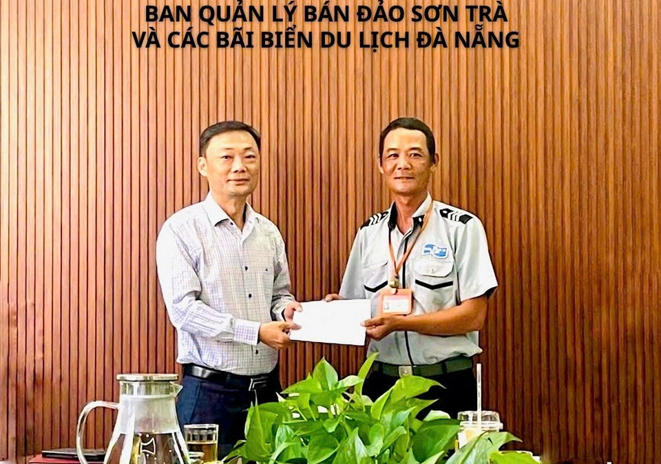 Tận tâm rà tìm nhẫn kim cương giúp du khách Úc, 2 nhân viên được khen ngợi- Ảnh 1.