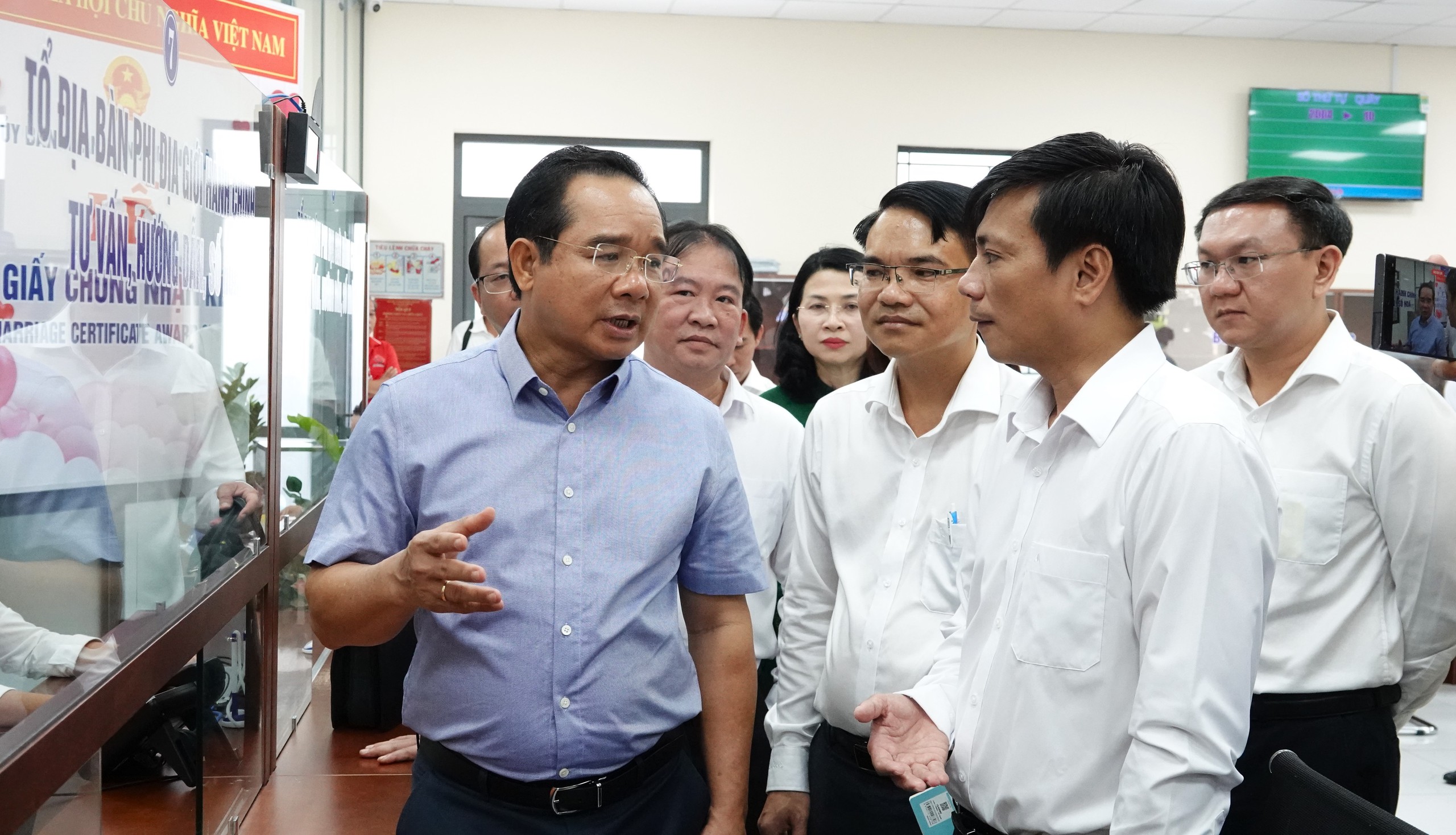 Chủ tịch TP.HCM: Rõ thành phần hồ sơ để người dân không phải thuê 'cò' - Ảnh 4.