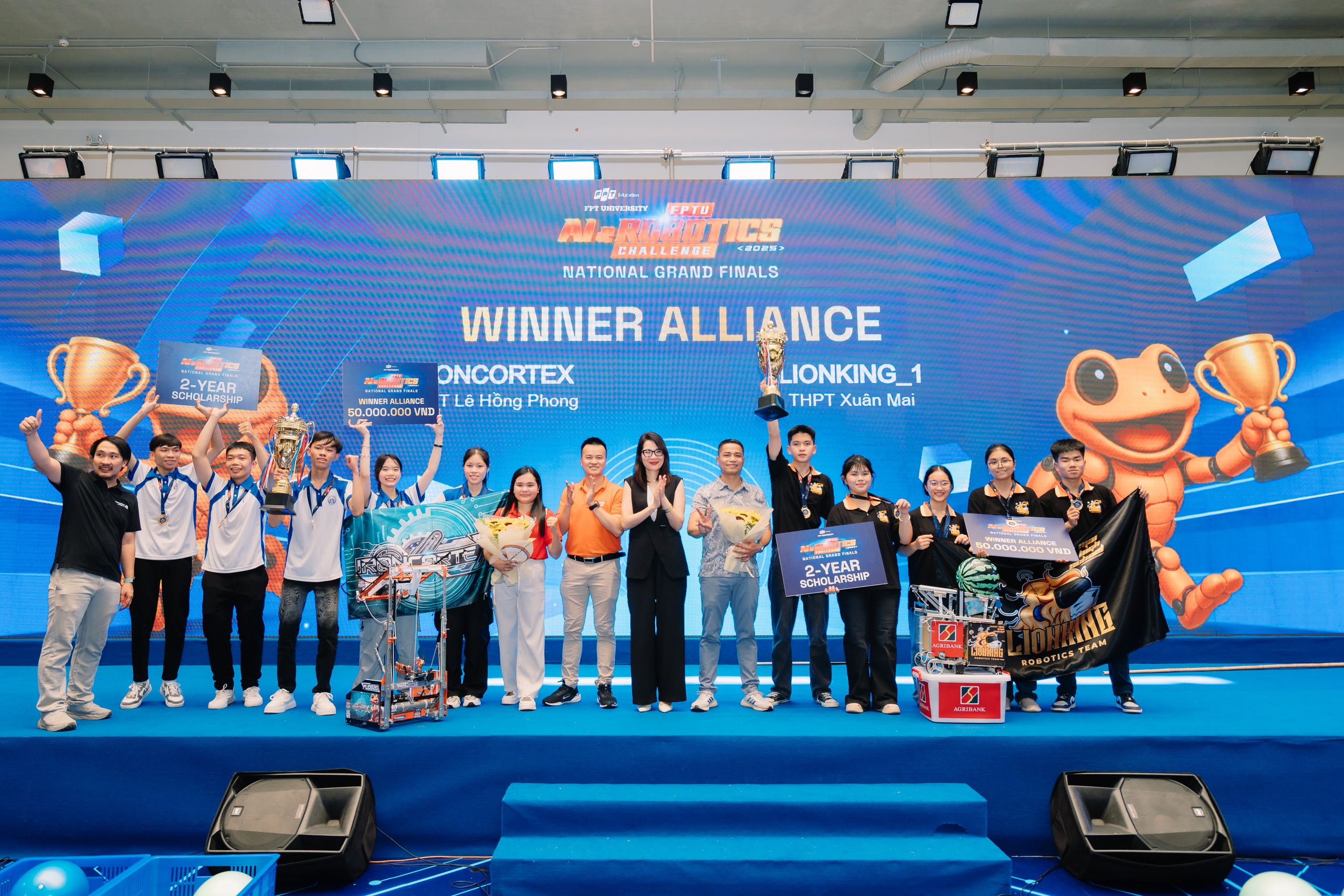 Studenter från Dak Lak och Hanoi vann mästerskapet i akademisk och teknisk tävling - Foto 2. Học sinh Đắk Lắk và Hà Nội giành quán quân cuộc thi học thuật và công nghệ- Ảnh 2.