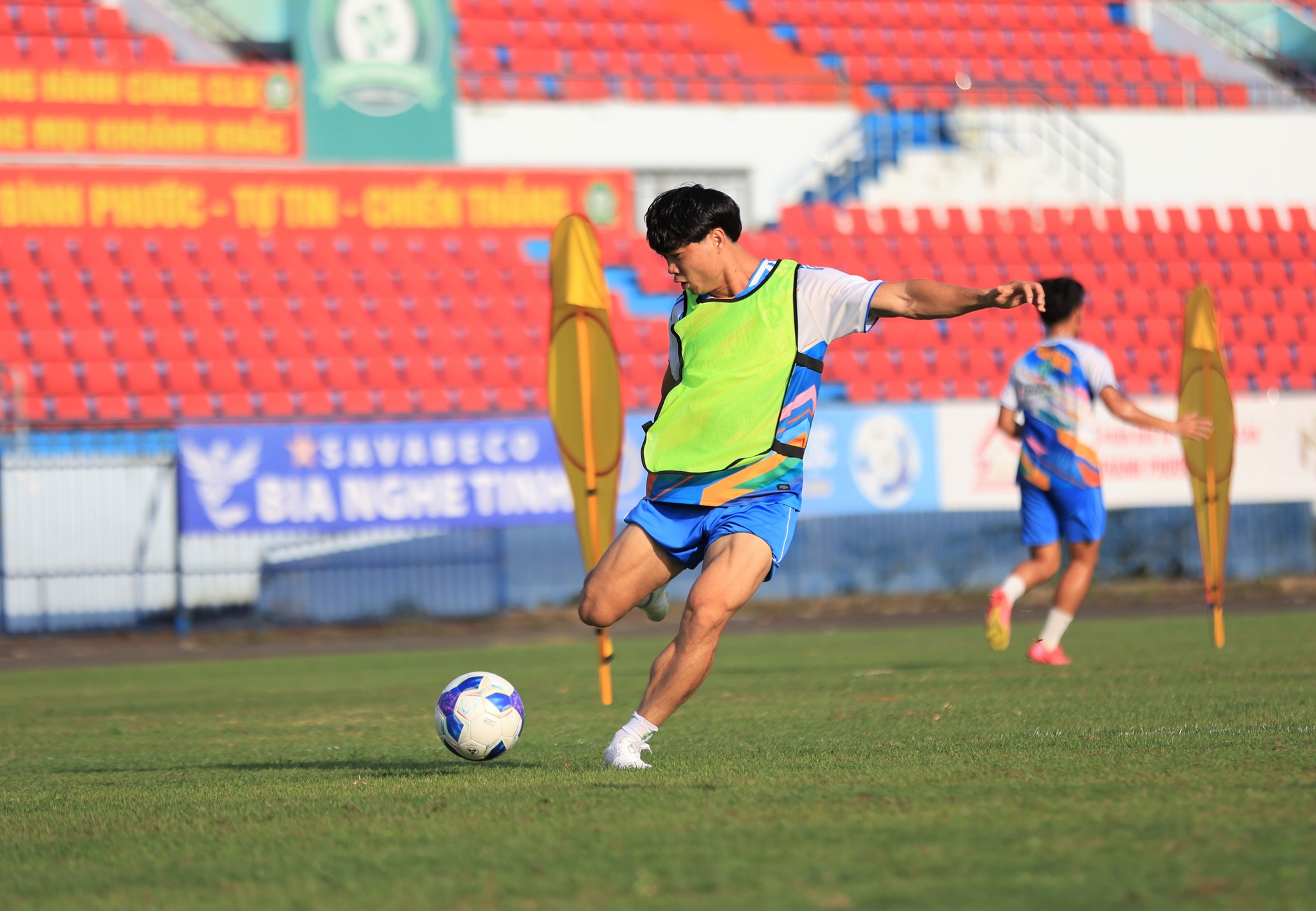 Công Phượng ra mắt đối tác Brazil khủng bằng chiến thắng, quyết lên V-League!- Ảnh 1. Công Phượng ra mắt đối tác Brazil khủng bằng chiến thắng, quyết lên V-League!- Ảnh 1.