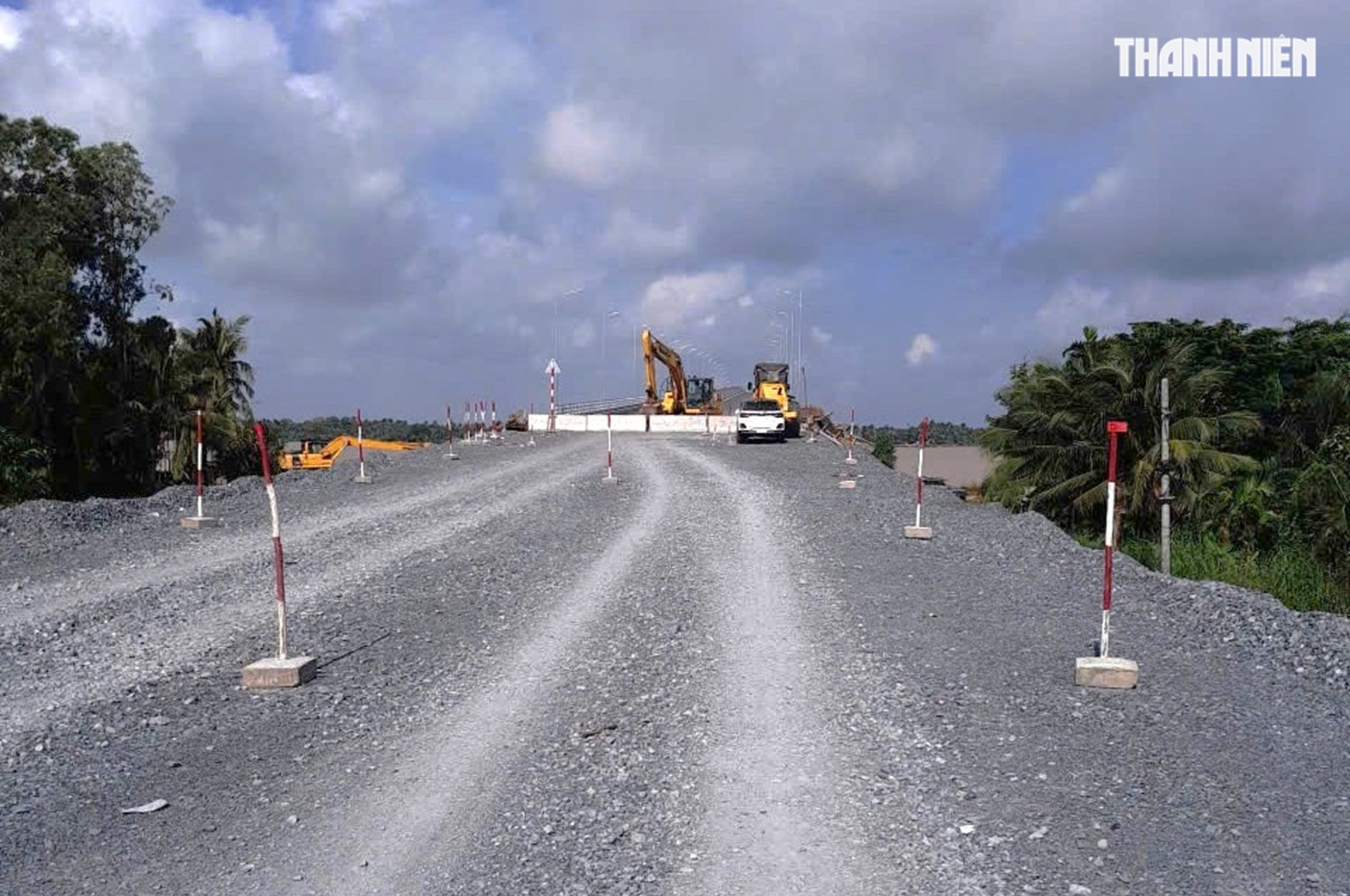 Ngưng cho xe qua cầu Đại Ngãi 2 để tiếp tục thi công - Ảnh 2.
