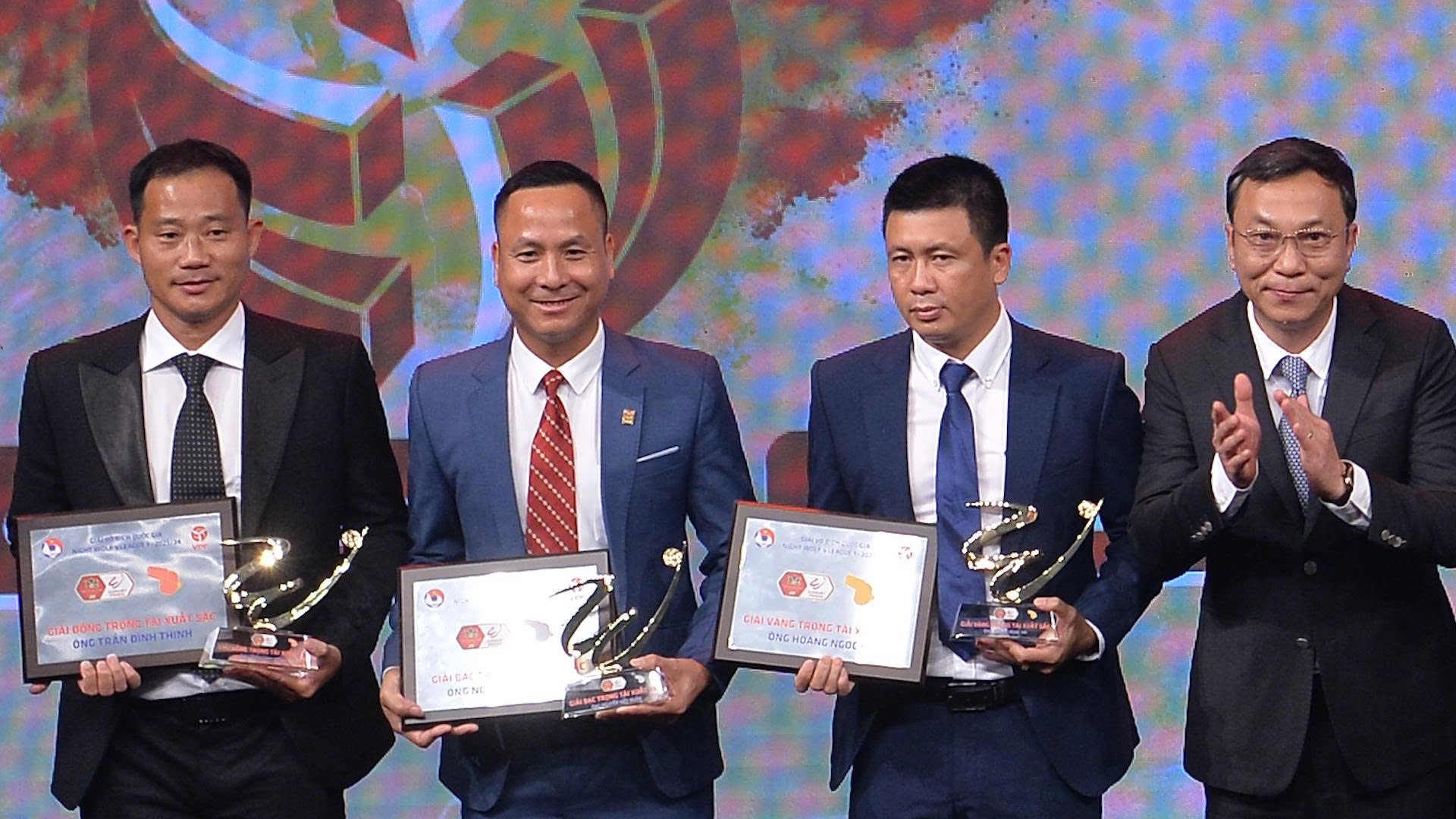 Rozhodčí Tran Dinh Thinh měl 7. srpna vést Superpohár, pohřeb ve svém rodném městě - Foto 5. Trọng tài Trần Đình Thịnh đáng lẽ sẽ thổi Siêu cúp, lễ an táng tại quê nhà ngày 7.8- Ảnh 5.