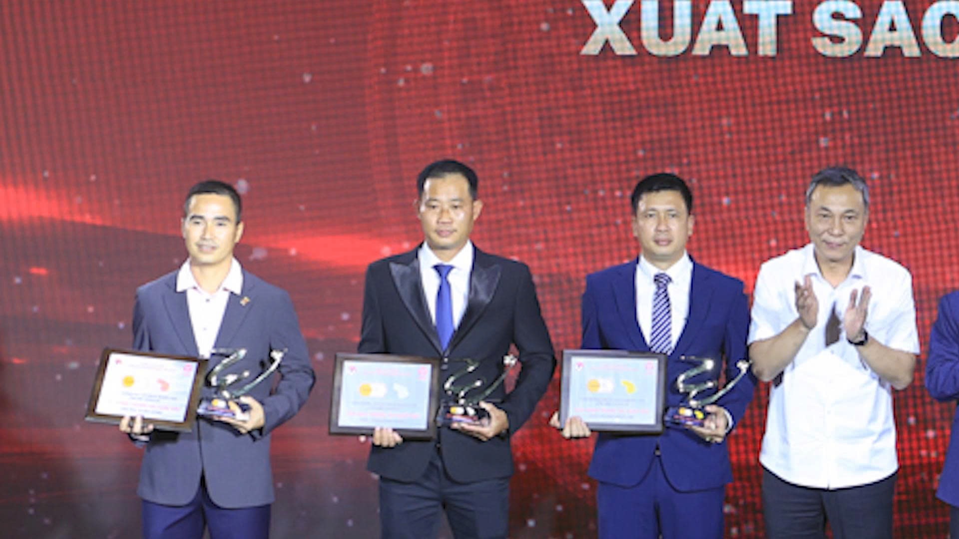 Rozhodčí Tran Dinh Thinh měl 7. srpna vést Superpohár a pohřeb ve svém rodném městě - Foto 4. Trọng tài Trần Đình Thịnh đáng lẽ sẽ thổi Siêu cúp, lễ an táng tại quê nhà ngày 7.8- Ảnh 4.