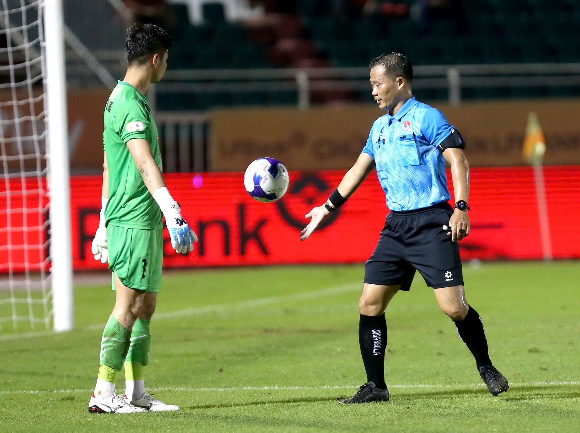 Rozhodčí Tran Dinh Thinh měl vést Superpohár, pohřeb se bude konat ve jeho rodném městě 7. srpna - Foto 3. Trọng tài Trần Đình Thịnh đáng lẽ sẽ thổi Siêu cúp, lễ an táng tại quê nhà ngày 7.8- Ảnh 3.