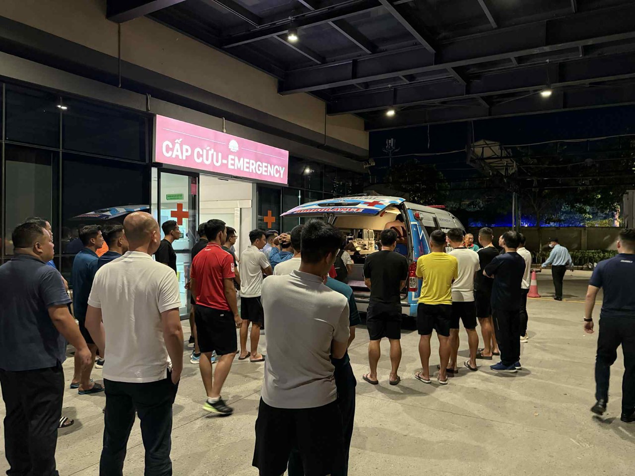 Wisel perak Tran Dinh Thinh telah pulang ke 'rumah': Pengadil beradik memberitahu satu sama lain untuk berusaha keras demi Thinh...- Foto 1. Còi bạc Trần Đình Thịnh đã về ‘nhà’: Anh em trọng tài bảo nhau, hãy vì Thịnh mà cố gắng…- Ảnh 1.