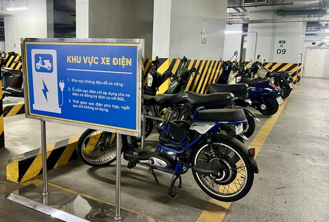 Khi sạc pin xe máy điện cần lưu ý quy tắc để đảm bảo an toàn, hạn chế rủi ro cháy nổ. ẢNH: T.N Khi sạc pin xe máy điện cần lưu ý quy tắc để đảm bảo an toàn, hạn chế rủi ro cháy nổ. ẢNH: T.N