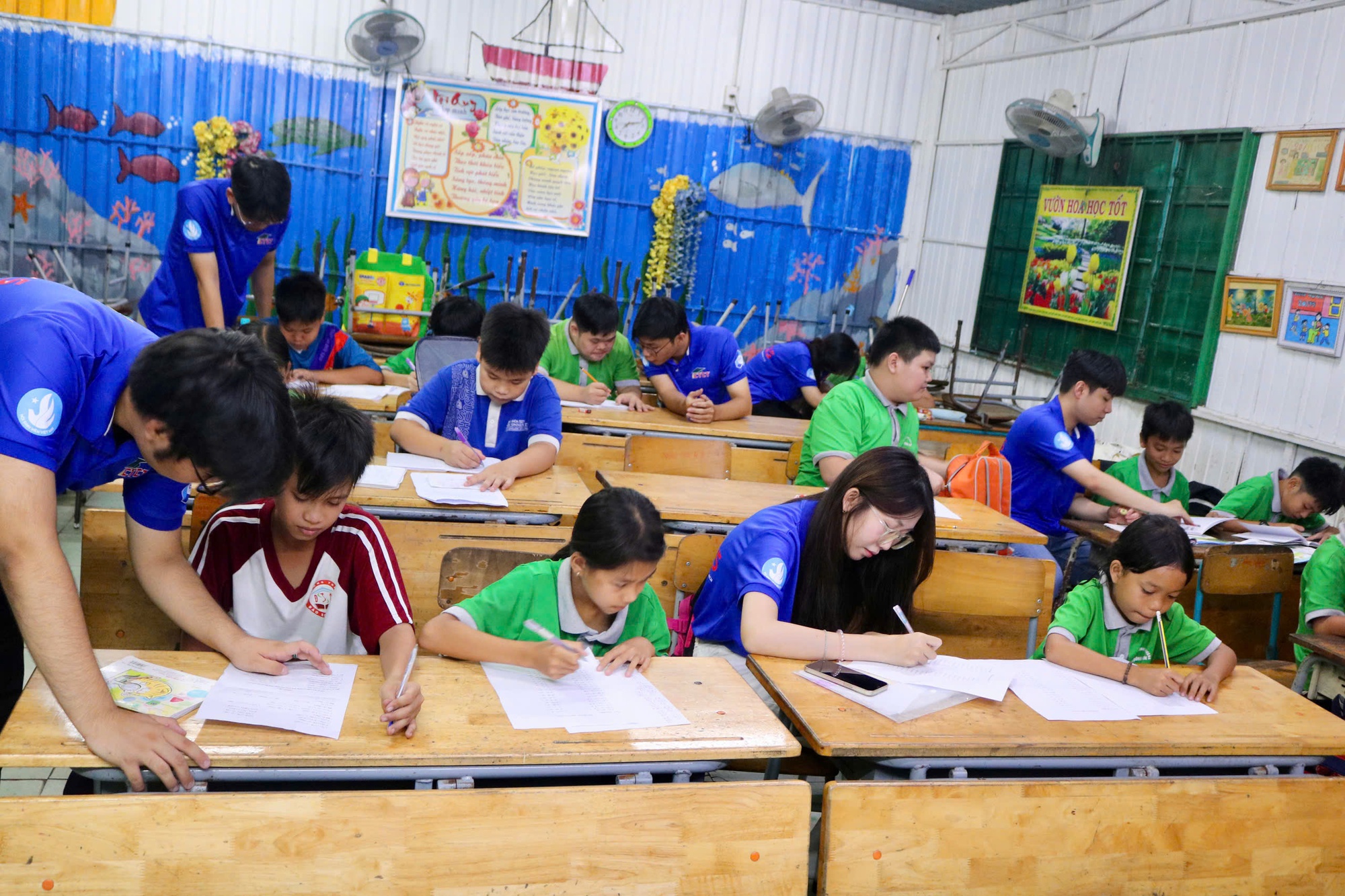 Lớp học hè đầy ắp yêu thương - Ảnh 1. Lớp học hè đầy ắp yêu thương - Ảnh 1.