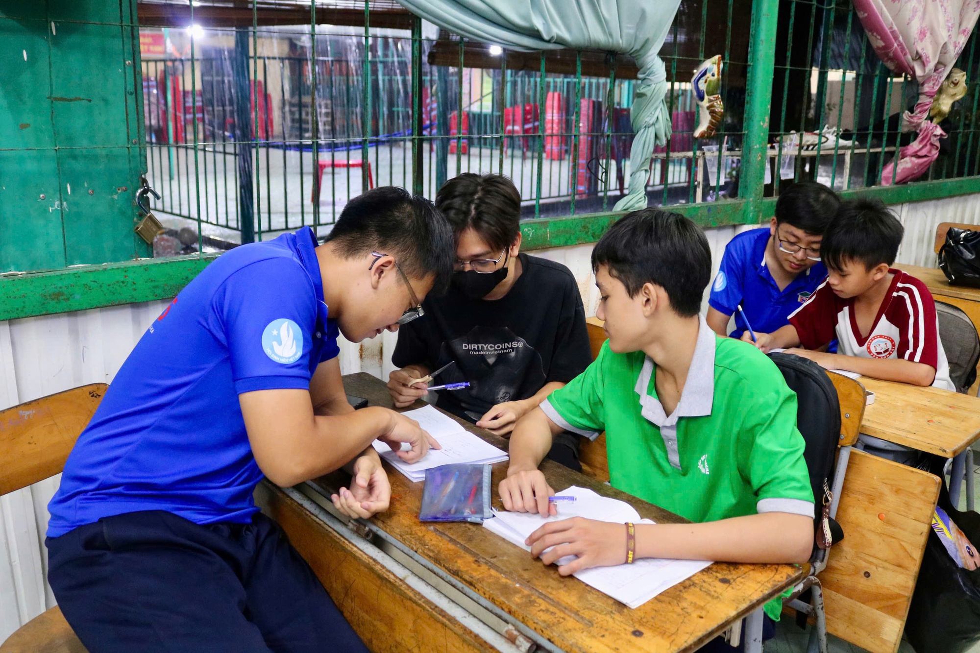 Lớp học hè đầy ắp yêu thương - Ảnh 2. Lớp học hè đầy ắp yêu thương - Ảnh 2.