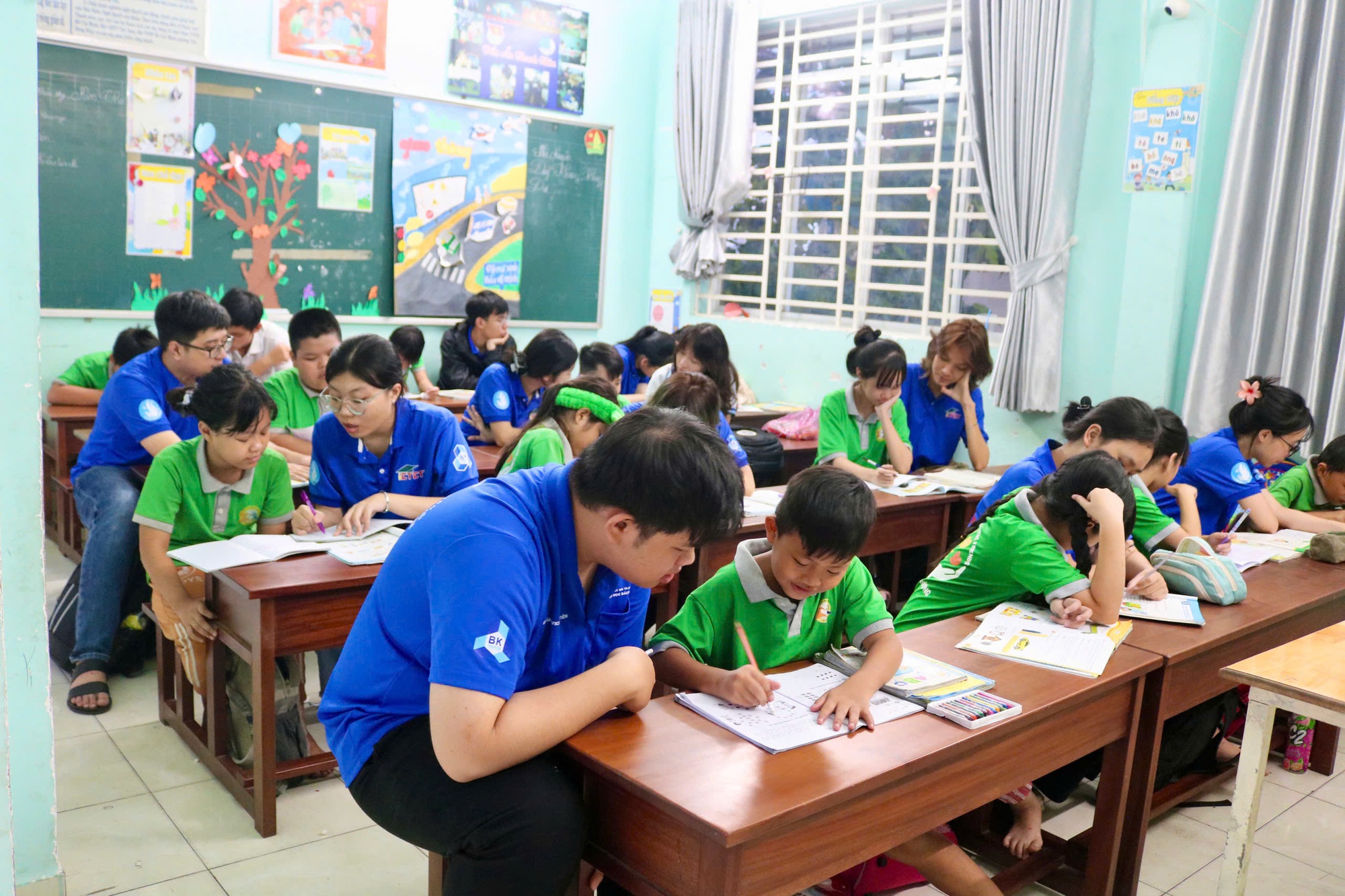Lớp học hè đầy ắp yêu thương - Ảnh 4. Lớp học hè đầy ắp yêu thương - Ảnh 4.