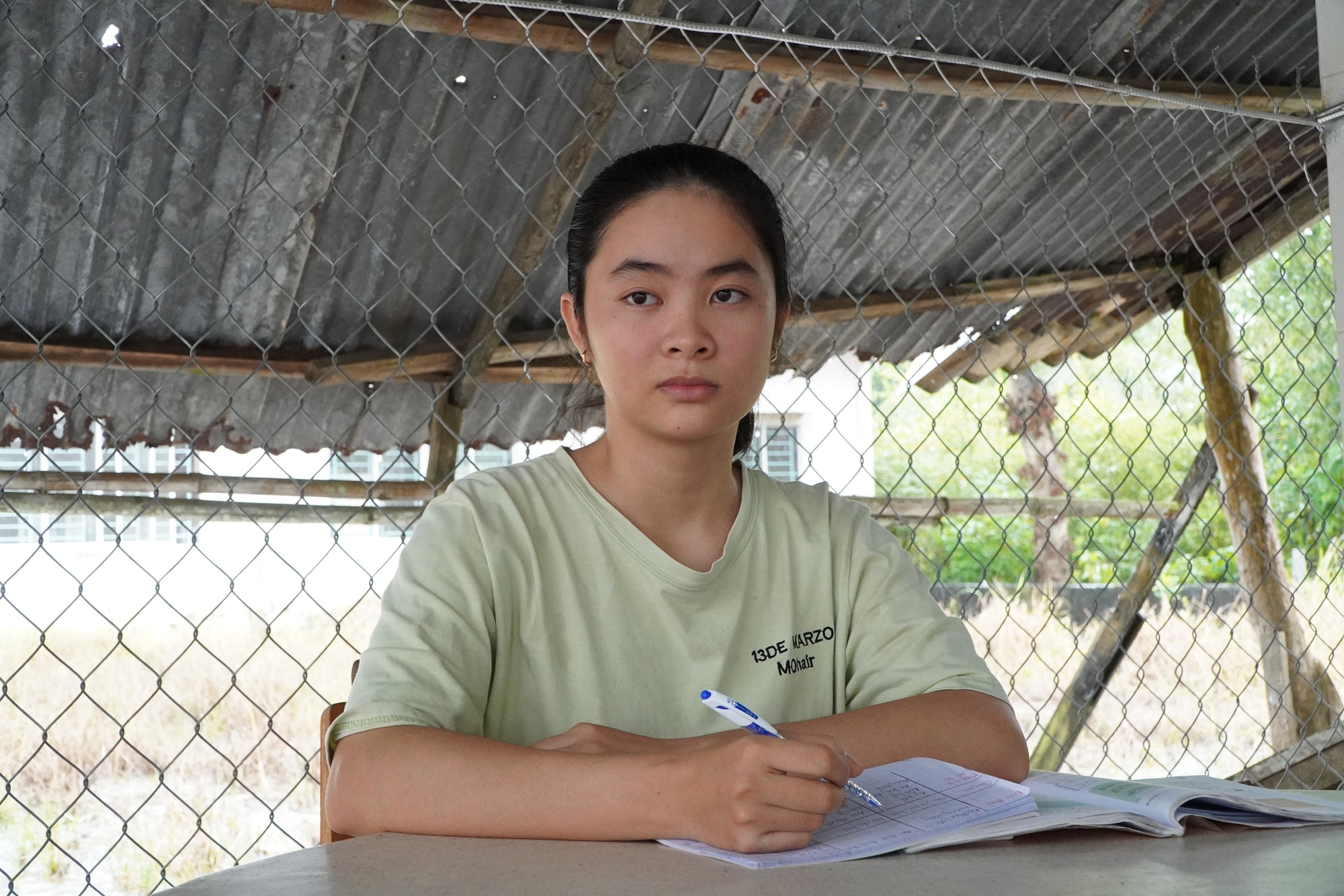 Cô học trò mồ côi mong được giúp đỡ vào đại học - Ảnh 1.
