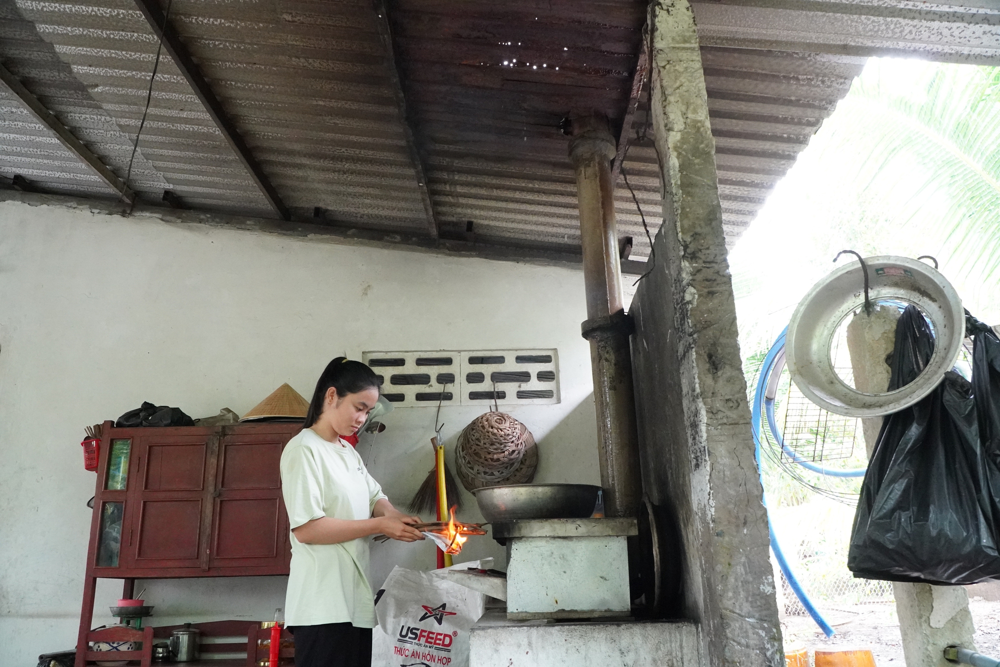 Cô học trò mồ côi mong được giúp đỡ vào đại học - Ảnh 2.