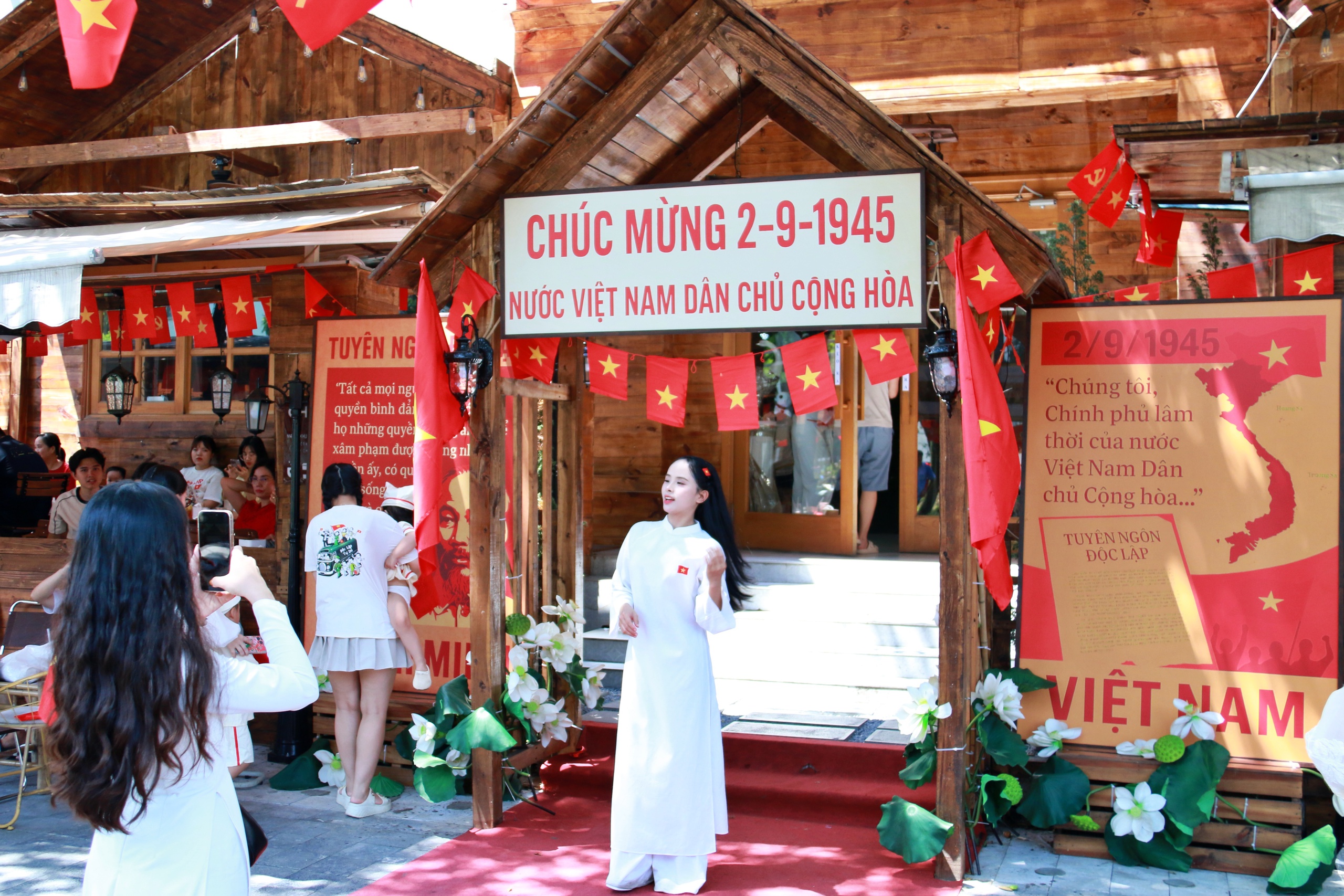 Độc đáo quán cà phê trang trí cờ đỏ sao vàng kỷ niệm 80 năm Quốc khánh- Ảnh 5.