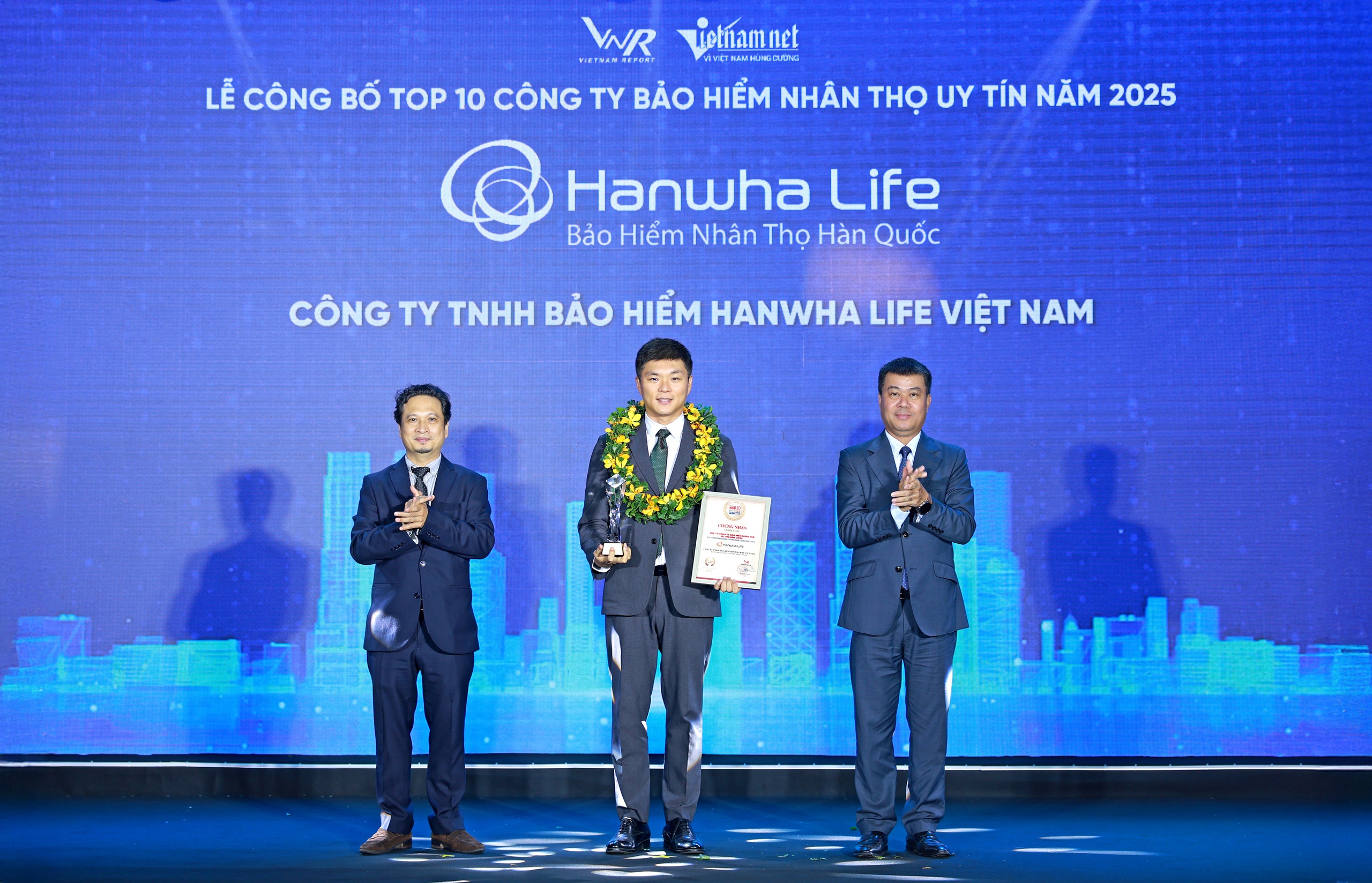 Hanwha Life Việt Nam đạt 'Top 10 Công ty Bảo hiểm nhân thọ uy tín 2025'- Ảnh 1.