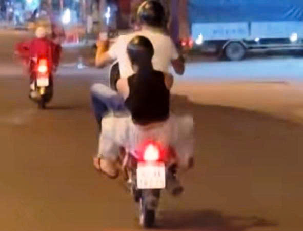 Quảng Ngãi: 'Bốc đầu xe máy, bị tịch thu phương tiện - Ảnh 1.